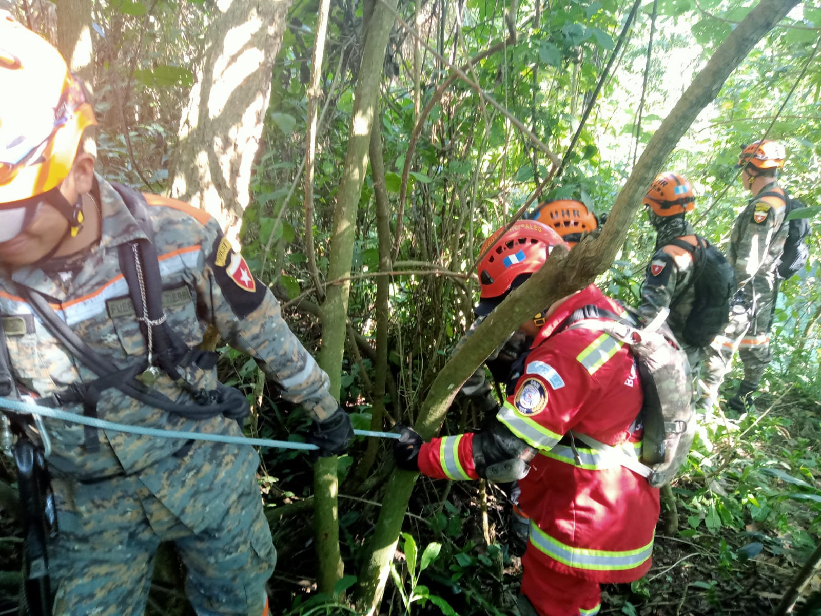 Socorristas buscan accesos seguros para descender al área del deslizamiento en el Barrio El Gallito, zona 3, donde buscan a seis integrantes de una familia, quienes desaparecieron durante esa emergencia. (Foto Prensa Libre: Conred)