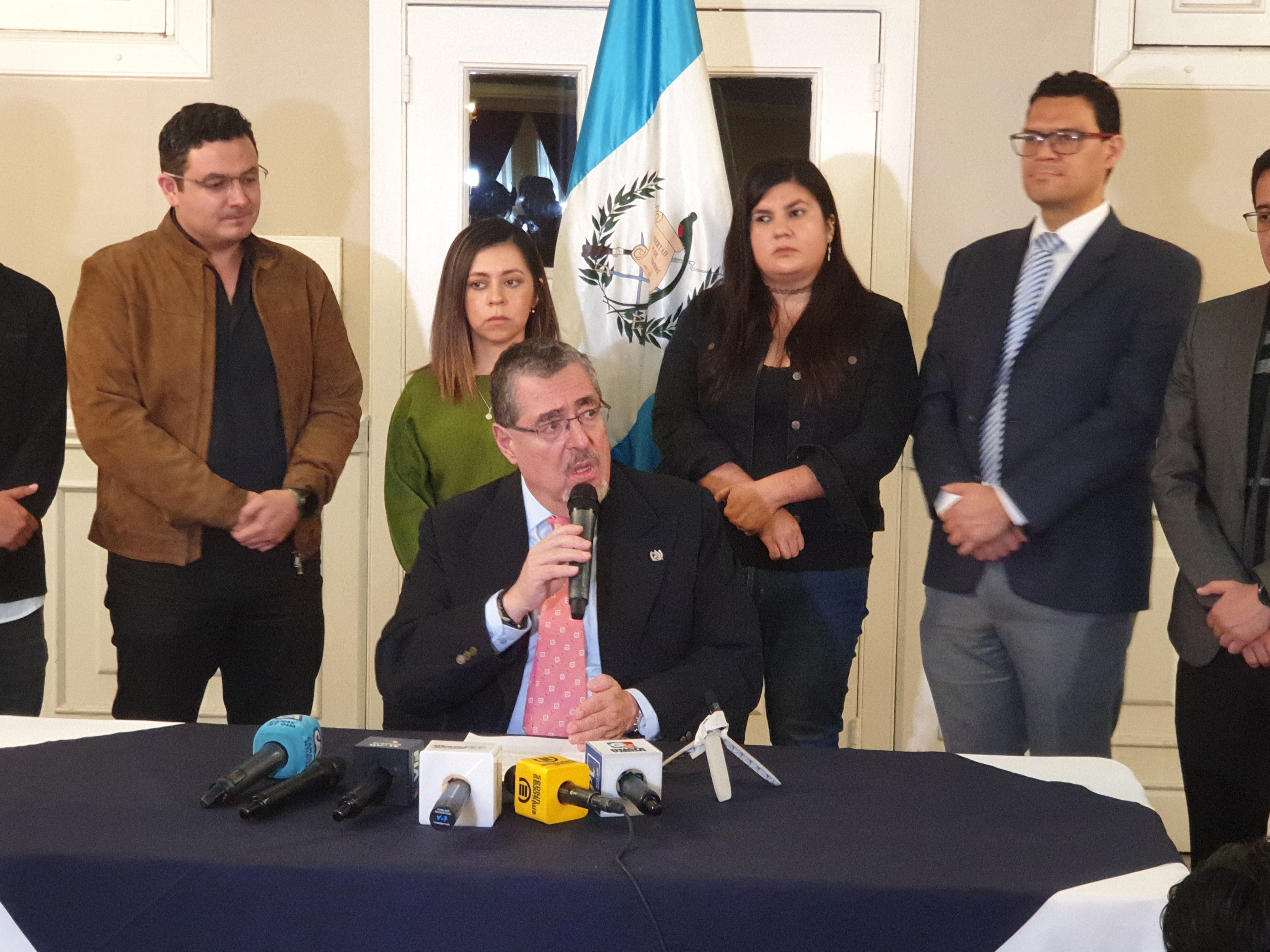 Bernardo Arévalo, sentado, en una conferencia de prensa que ofreció el 31 de octubre de 2023. (Foto Prensa Libre: Byron Baiza)