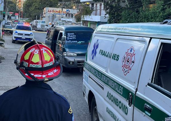 Hombre murió en ataque armado en un microbús colectivo en Fraijanes. (Foto Prensa Libre: Bomberos Municipales Departamentales)