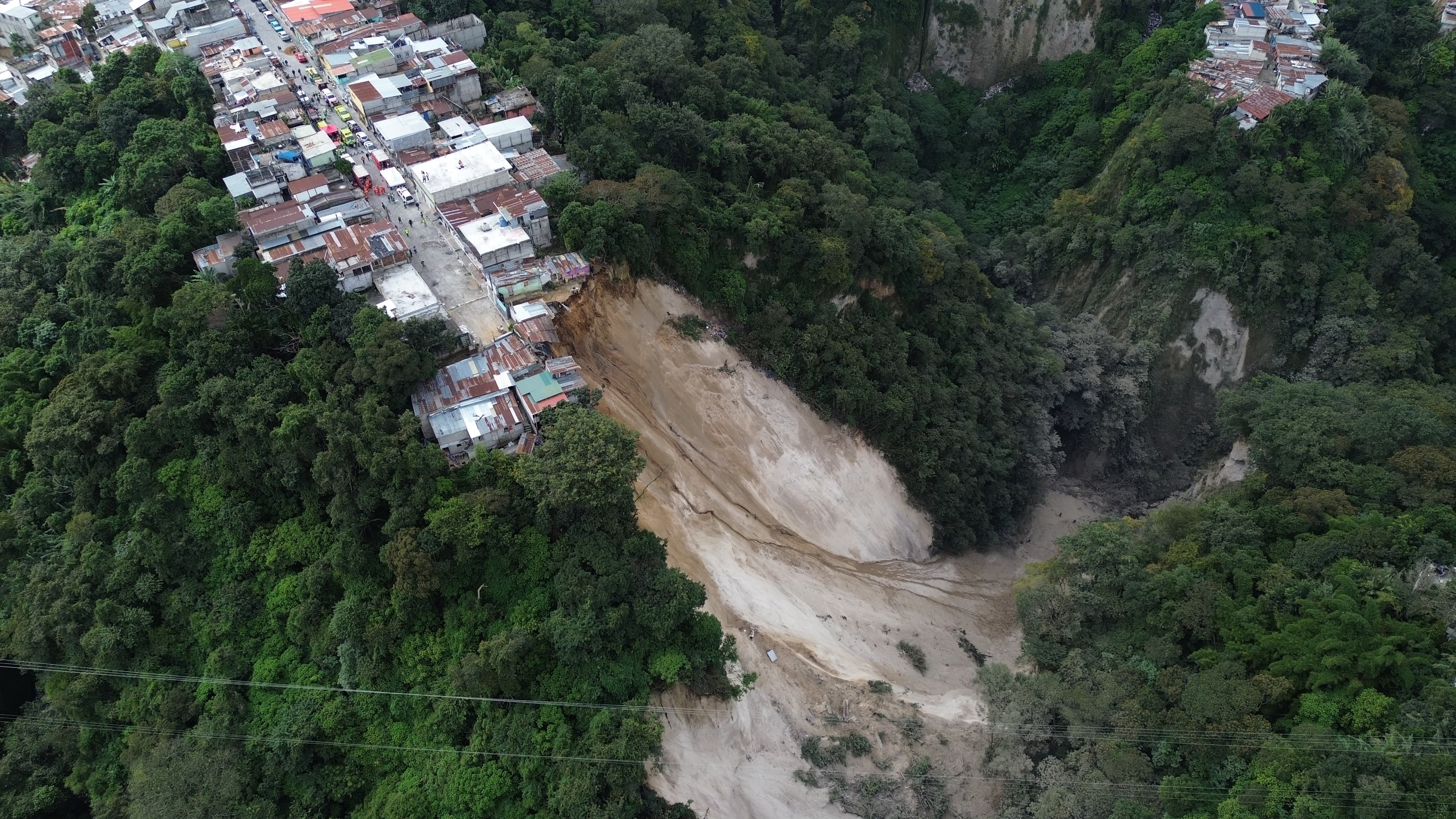 Varias viviendas de las 6ª. avenida final del Barrio El Gallito, en la zona 3 de la capital, se encuentran en alto riesgo por su cercanía con un barranco. (Foto Prensa Libre: María Renée Barrientos)