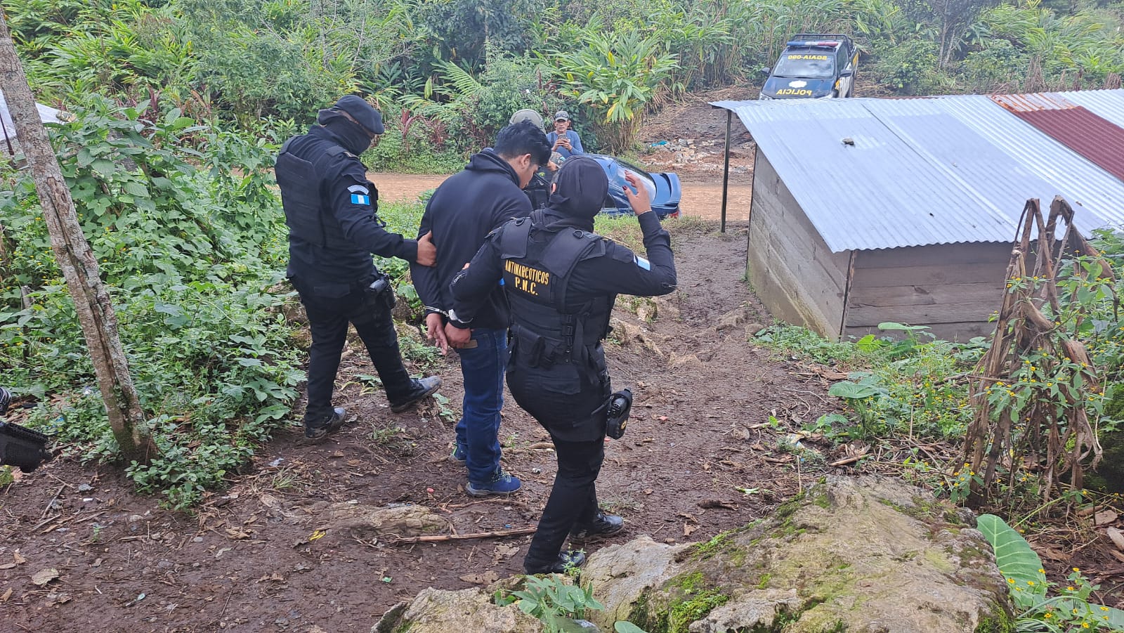 Esta es una de las personas arrestadas en Cobán, Alta Verapaz, este 9 de noviembre, acusado de comercializar precursores químicos. (Foto Prensa Libre: PNC).