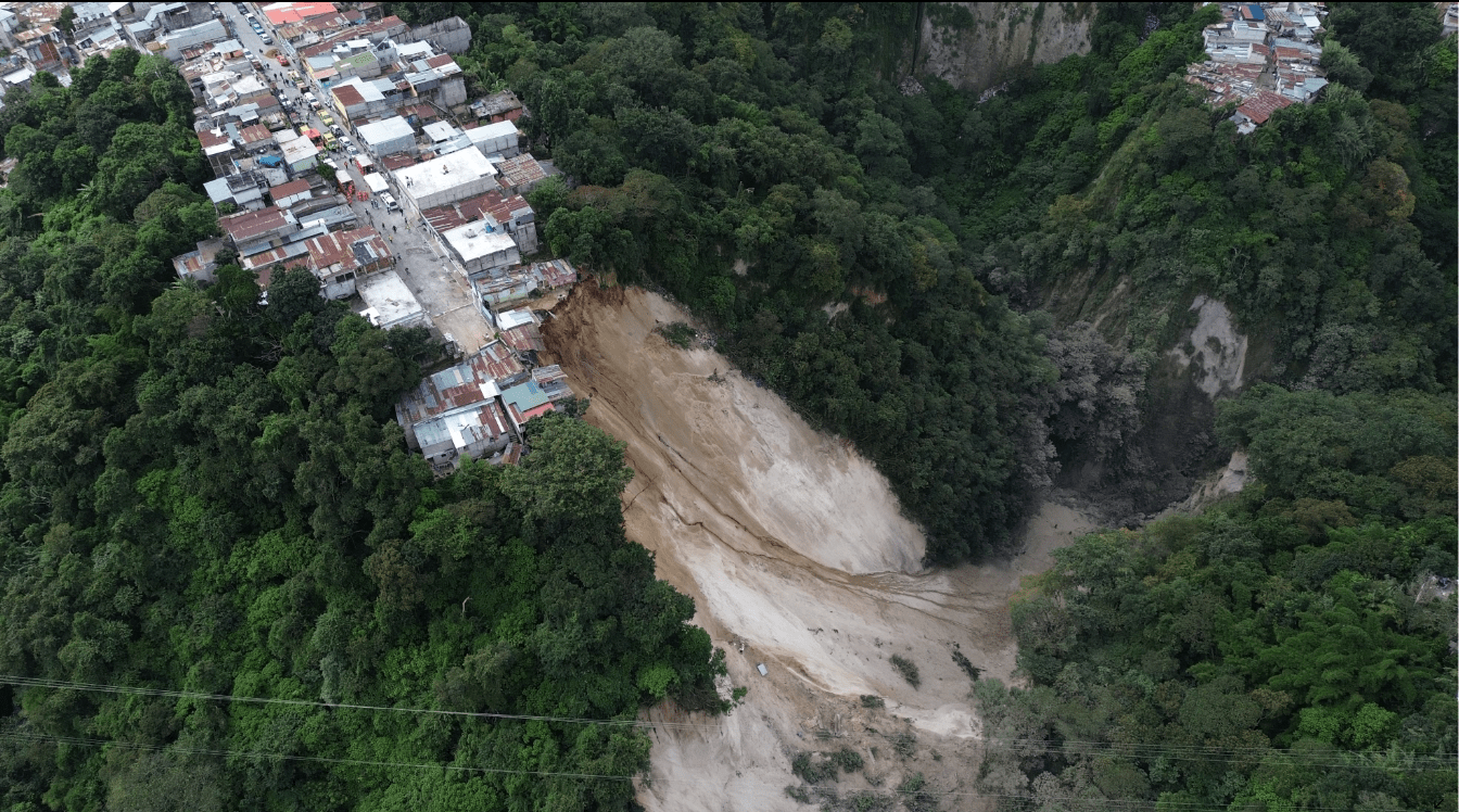 Un derrumbe en la zona 3 capitalina deja al menos seis personas desaparecidas.