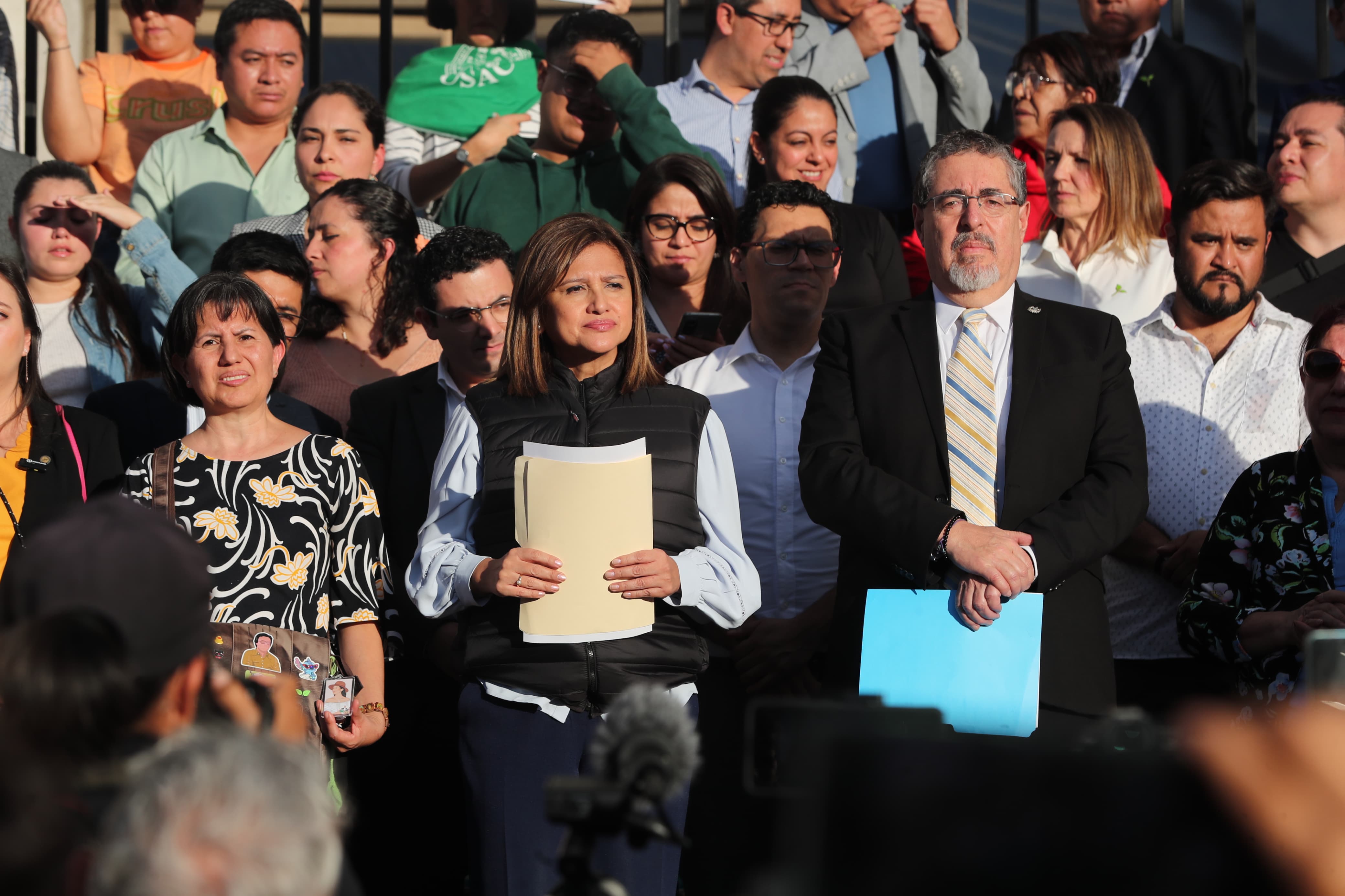 Bernardo Arévalo y Karin Herrera se pronuncian sobre las acciones que el MP emprendió contra ellos y algunos diputados de Semilla. (Foto Prensa Libre: Elmer Vargas)