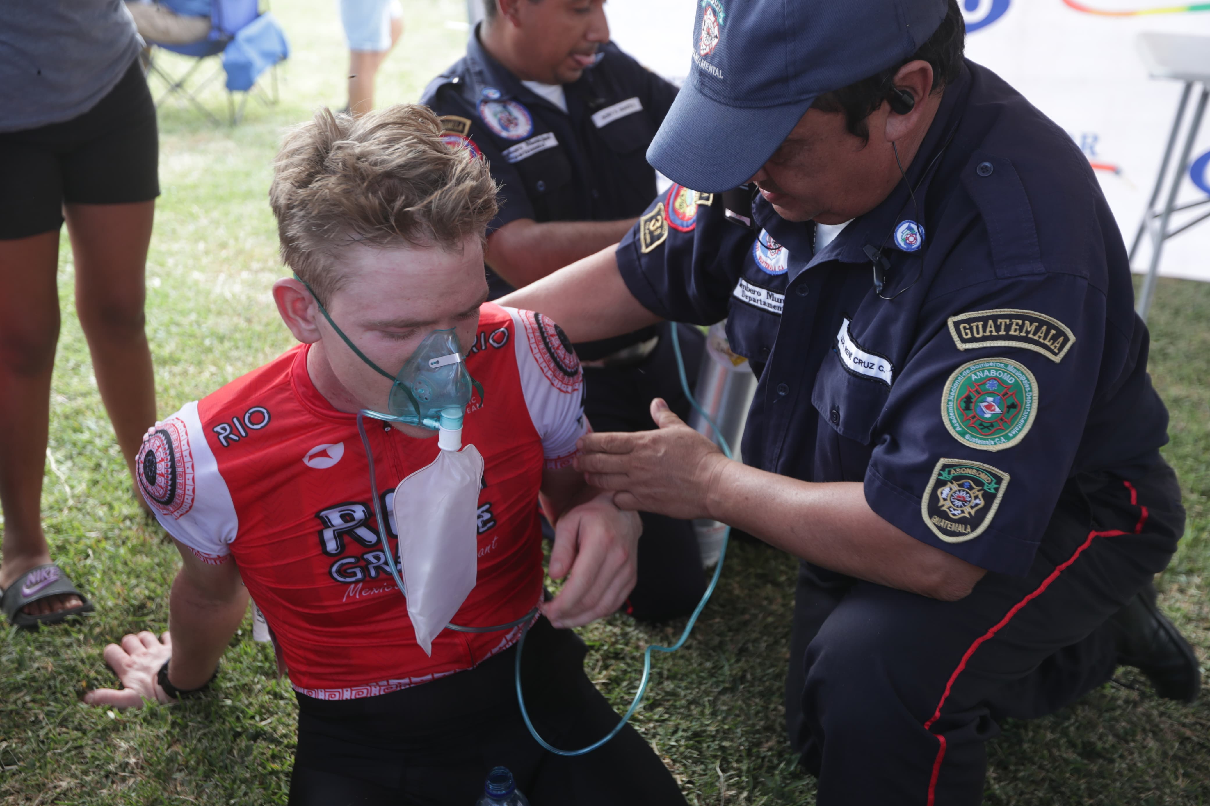 El ciclista Isaac Kovak, del equipo Río Ondo, de Estados Unidos, debió ser asistido en pleno césped, finalizada la segunda etapa de la 62 Vuelta a Guatemala. Foto Prensa Libre: (Douglas Suruy)