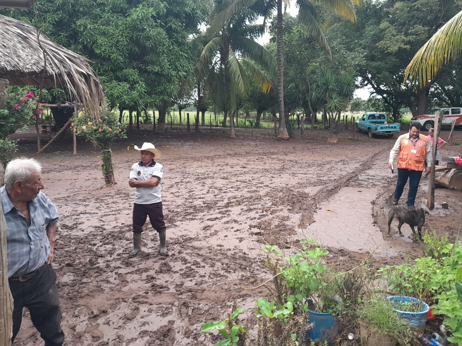 Personal de Conred evalúa daños por lluvias en una comunidad de Santa Rosa. (Foto: Conred)