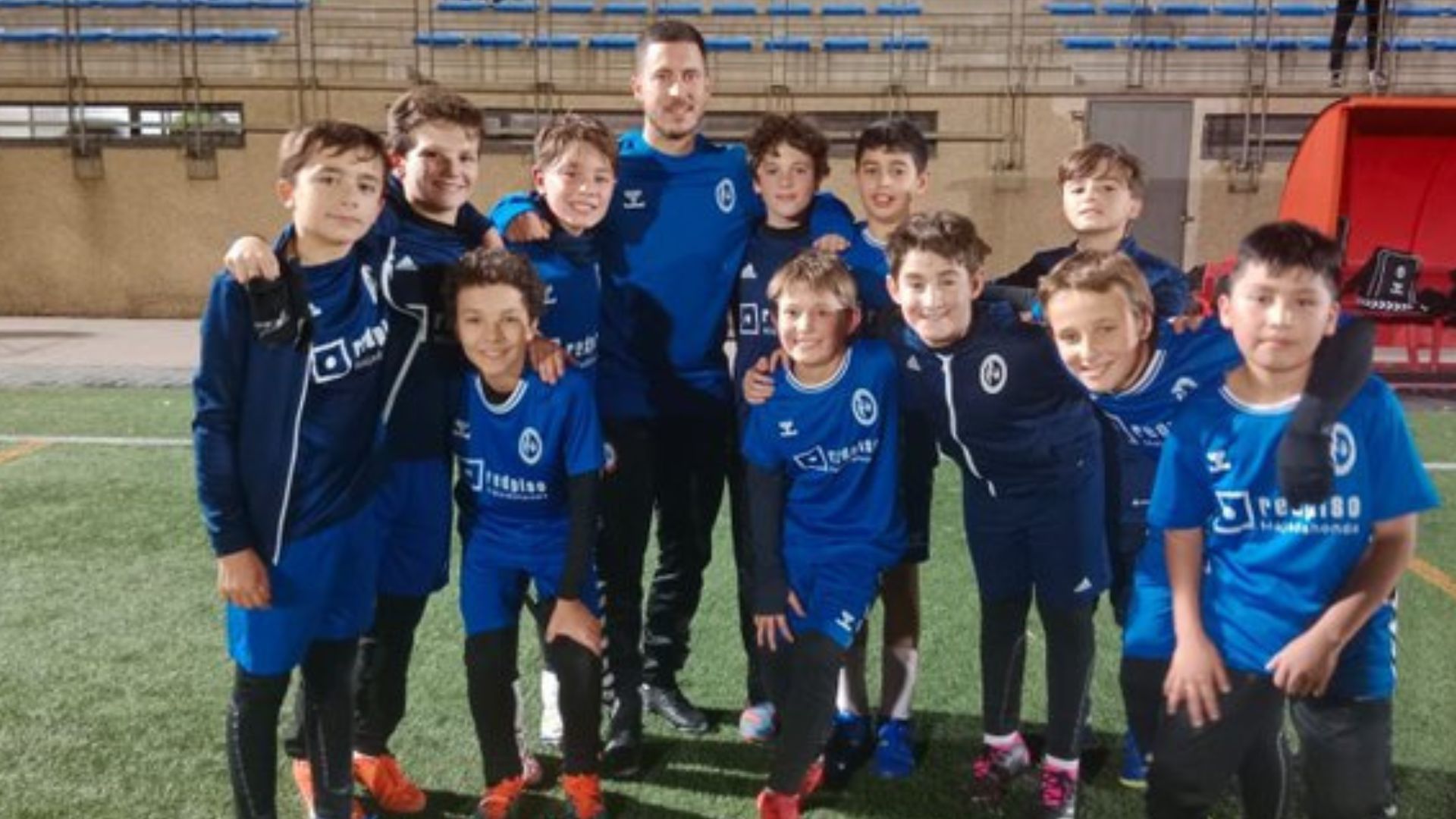 El ex madridista, Eden Hazard, posa junto al equipo en el que juega su hijo, Yannis, el Rayo Majadahonda en la Comunidad de Madrid. (Foto Prensa Libre: @RMajadahonda)