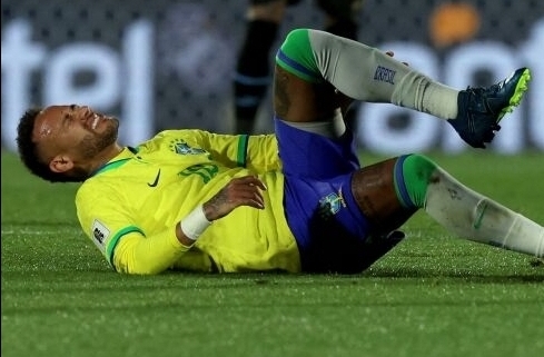 Neymar se lesionó en el juego por las eliminatorias sudamericanas ante Uruguay. (Foto Prensa Libre: AFP)