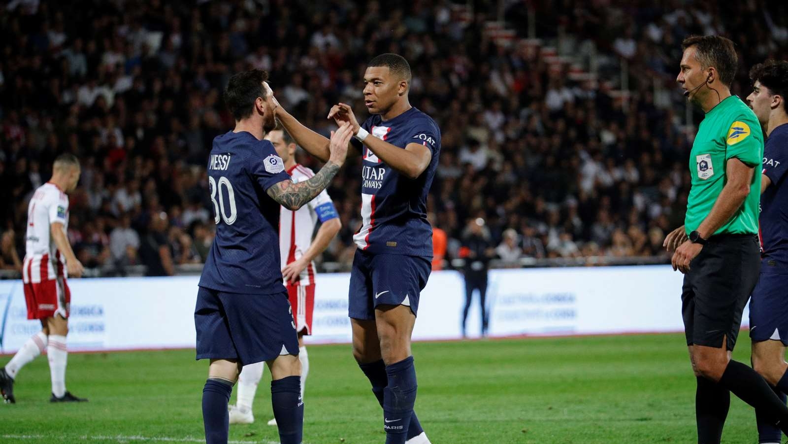 El delantero del PSG, Kylian Mbappé, junto al hoy jugador del Inter Miami, Lionel Messi, durante su tiempo juntos en el club de la capital francesa. (Foto Prensa Libre: es.psg.fr)