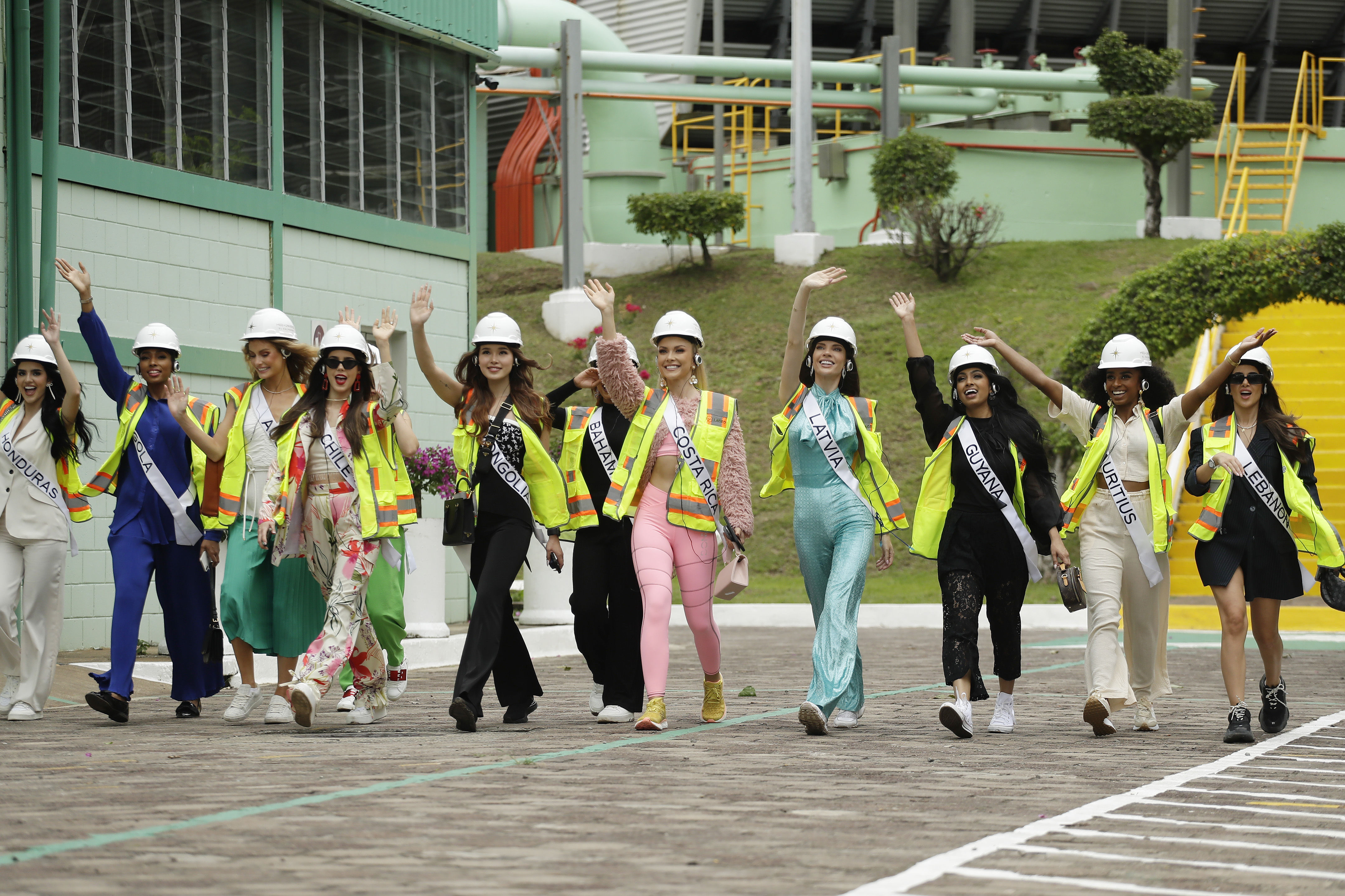 El "interesante" recorrido de las Miss Universo por una central geotérmica en El Salvador