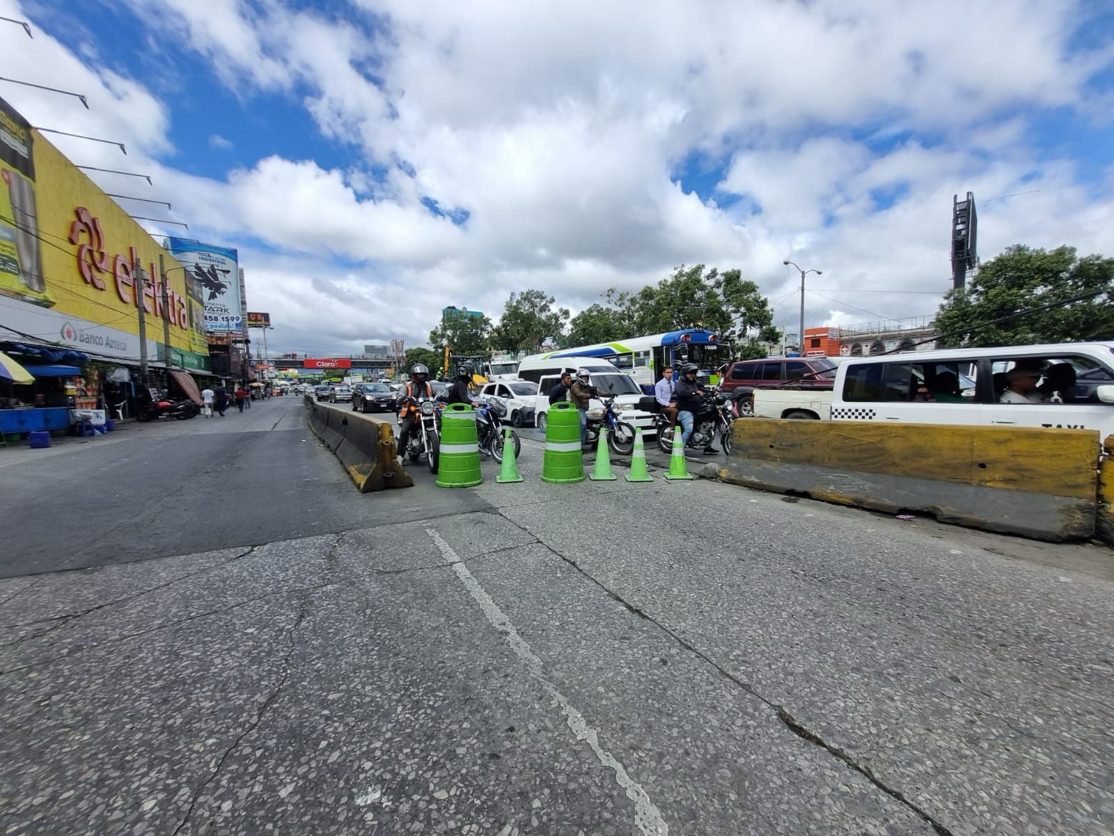 2da avenida de la Calzada Roosevelt, zona 11, lugar en el que se encontraba el cuerpo del muerto (Foto Prensa Libre: PMT).