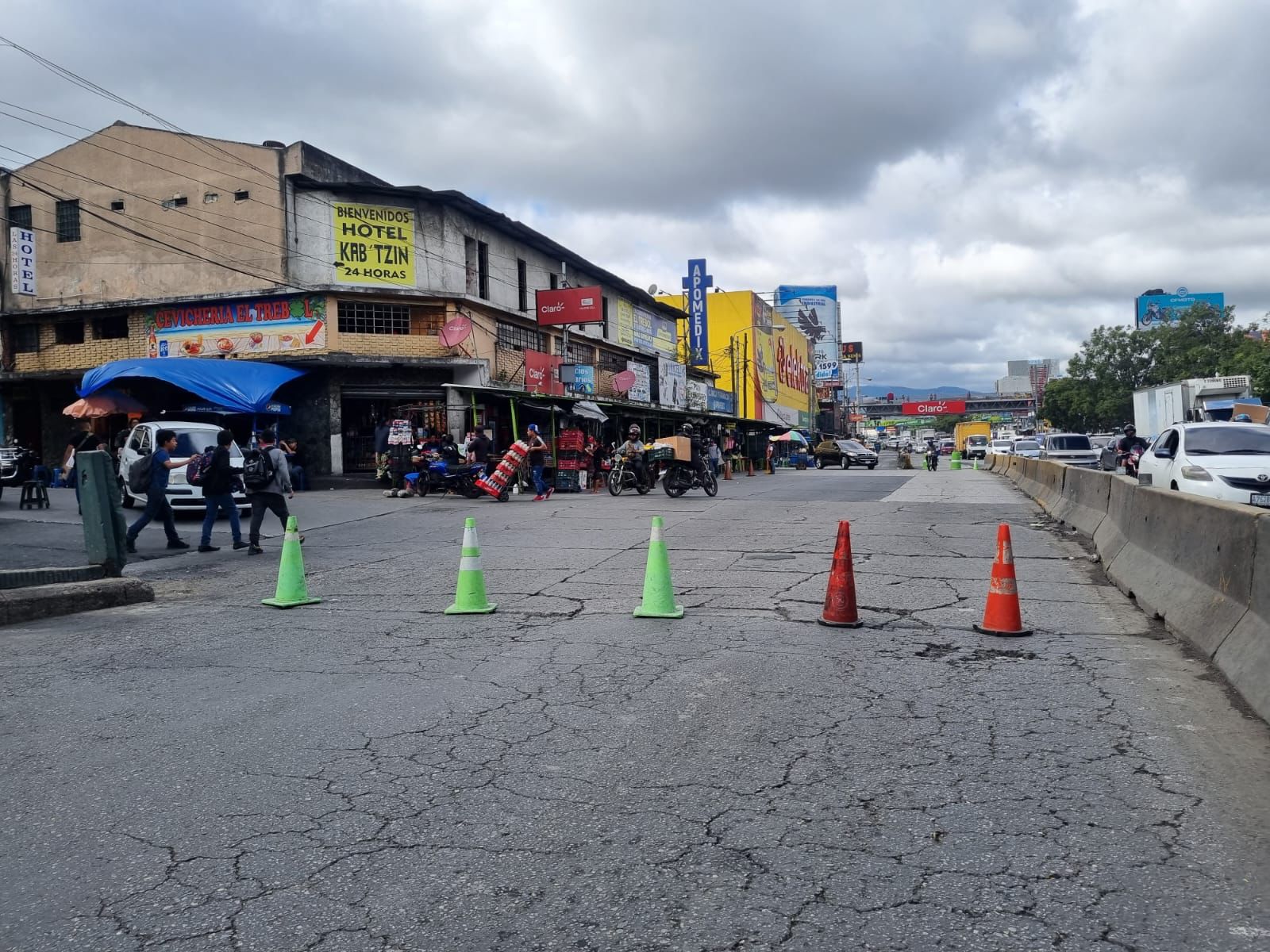 2da avenida de la Calzada Roosevelt, zona 11, lugar en el que se encontraba el cuerpo del muerto (Foto Prensa Libre: PMT).