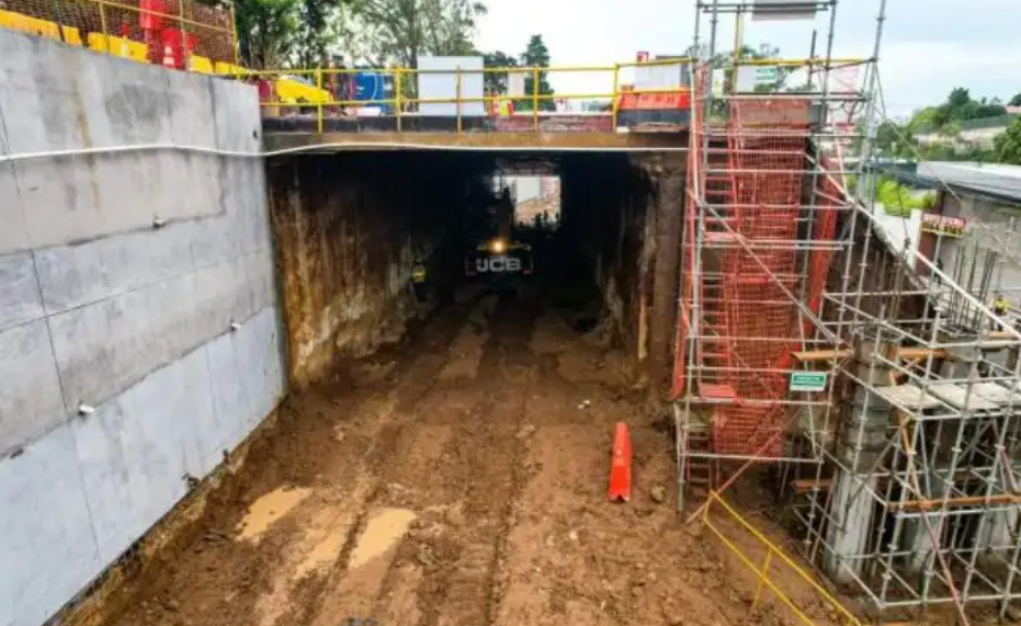 Los avances en la construcción del paso a desnivel provocan un cierre del paso en el ingreso a Muxbal. (Foto Prensa Libre: Municipalidad de Santa Catarina Pinula)