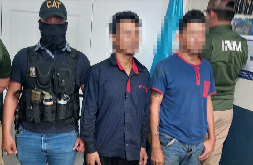 Los salvadoreños José Alexander Cortez Cruz, de 30 años, alias Toto o Lagarto, y René Alonzo Arévalo Tepaz, 31, alias Psico o Pilato, del Barrio 18 fueron entregados a autoridades de El Salvador. (Foto Prensa Libre. PNC)