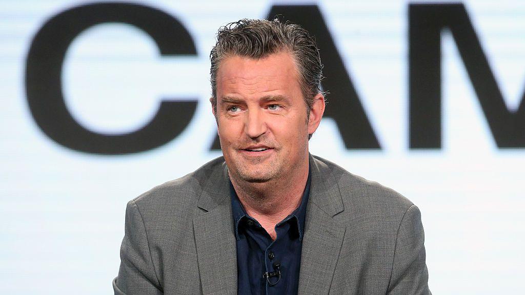 Matthew Perry fue hallado inconsciente en la piscina de su vivienda en Los Angeles.