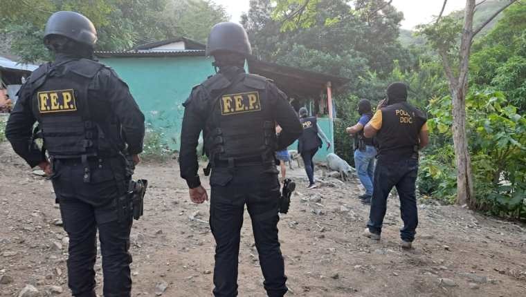 Agentes de la PNC efectúan operativos en busca de los asaltantes de un vehículo blindado en Melchor de Mencos, Petén. (Foto Prensa Libre: Cortesía PNC)