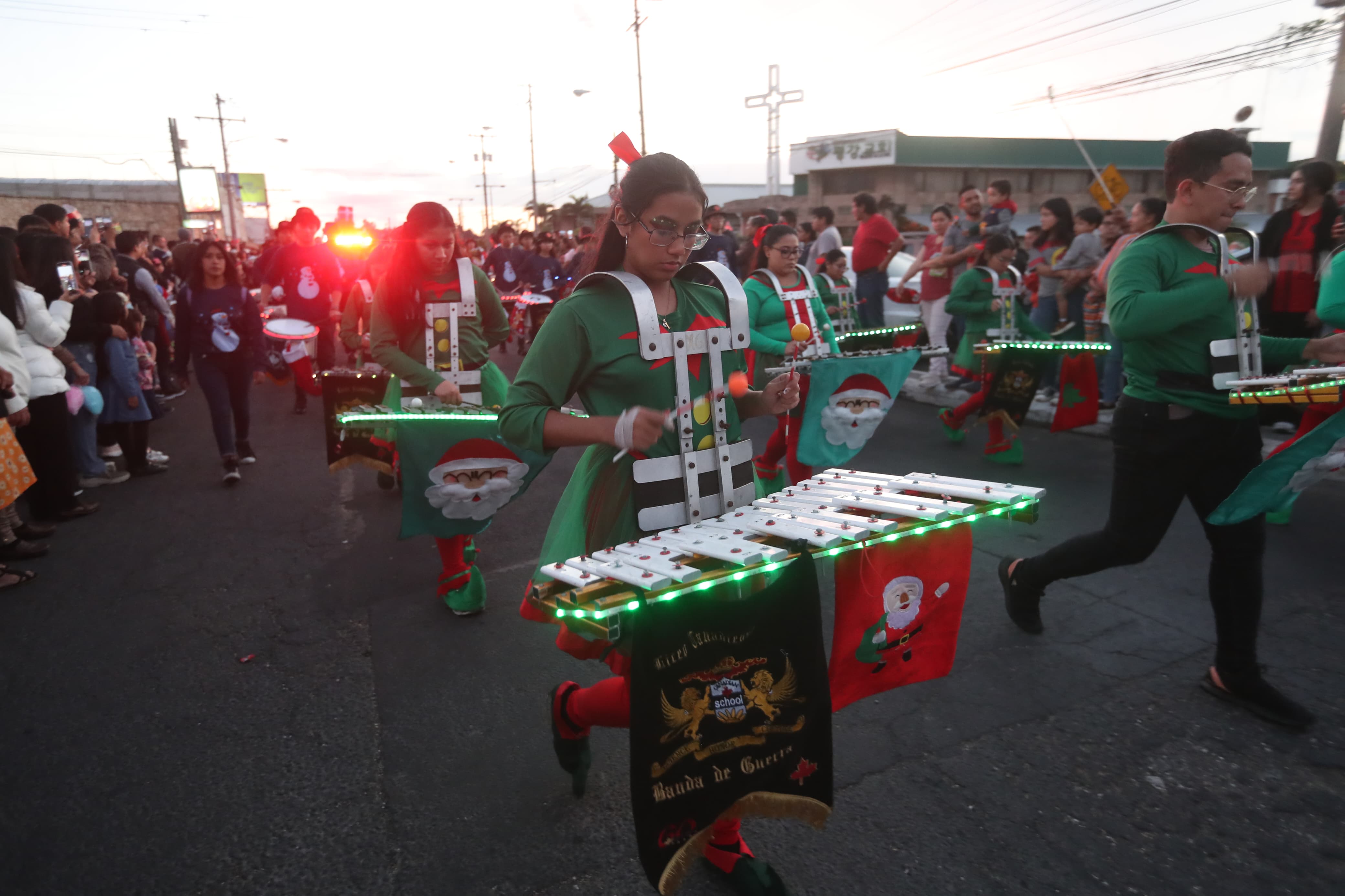 Así se vivió el Primer Desfile Navideño de los Bomberos Voluntarios de Guatemala'