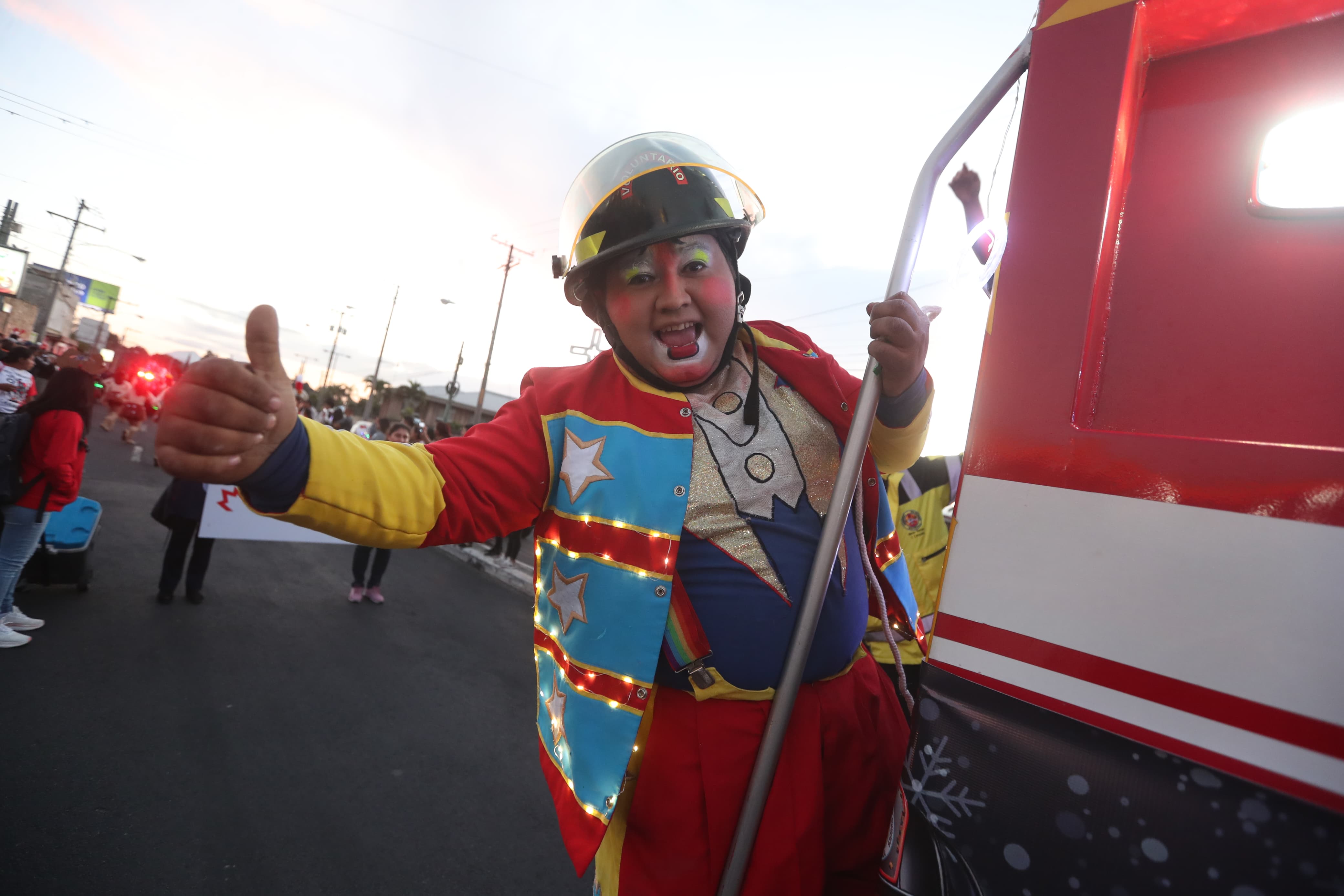 Así se vivió el Primer Desfile Navideño de los Bomberos Voluntarios de Guatemala'