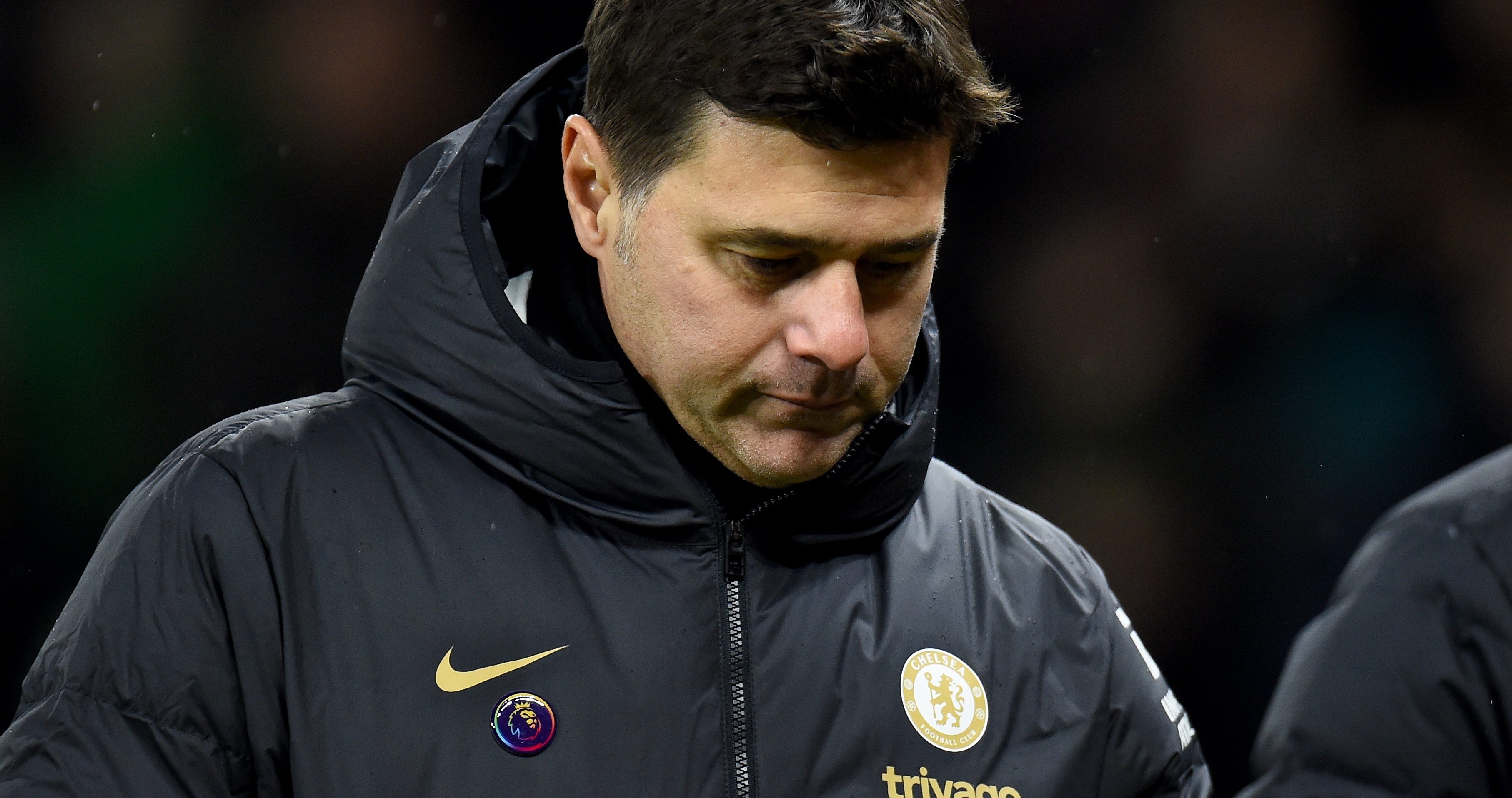 El entrenador del Chelsea, Mauricio Pochettino, abandona la cancha tras caer contra el Wolverhampton. (Foto Prensa Libre: EFE)