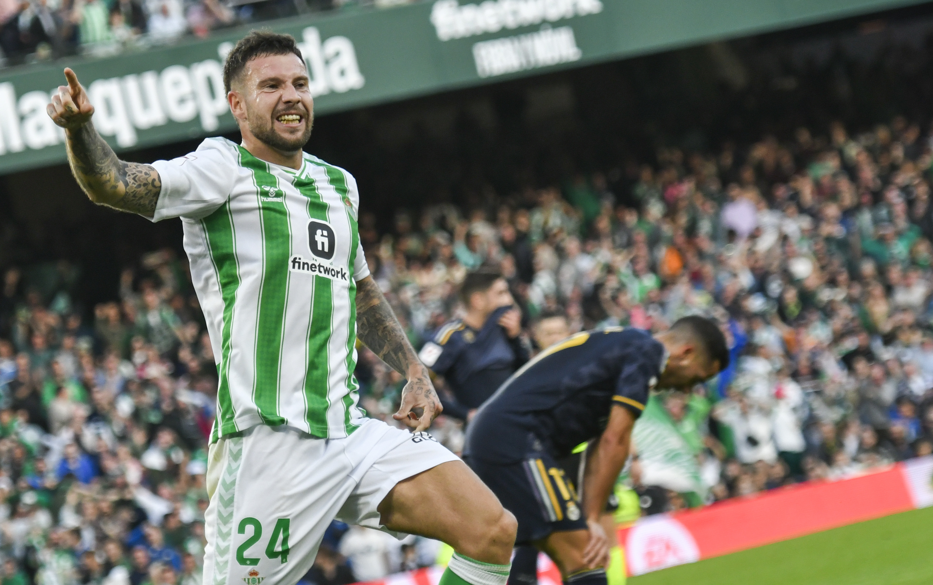 El defensa del Betis, Aitor Ruibal, celebra su gol ante el Real Madrid, durante el partido de la Jornada 16 de LaLiga en el estadio Benito Villamarín de Sevilla. (Foto Prensa Libre: EFE)