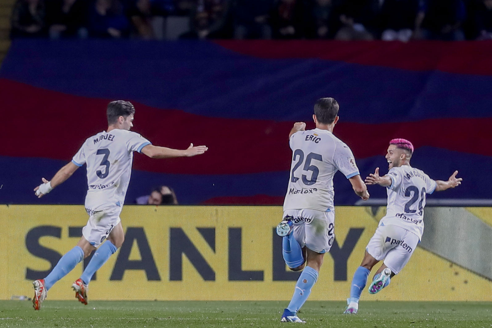 Los jugadores del Girona celebran el gol de su equipo, anotado por Miguel Gutiérrez (3) al FC Barcelona, en el estadio Olímpico Lluis Companys. (Foto Prensa Libre: EFE)