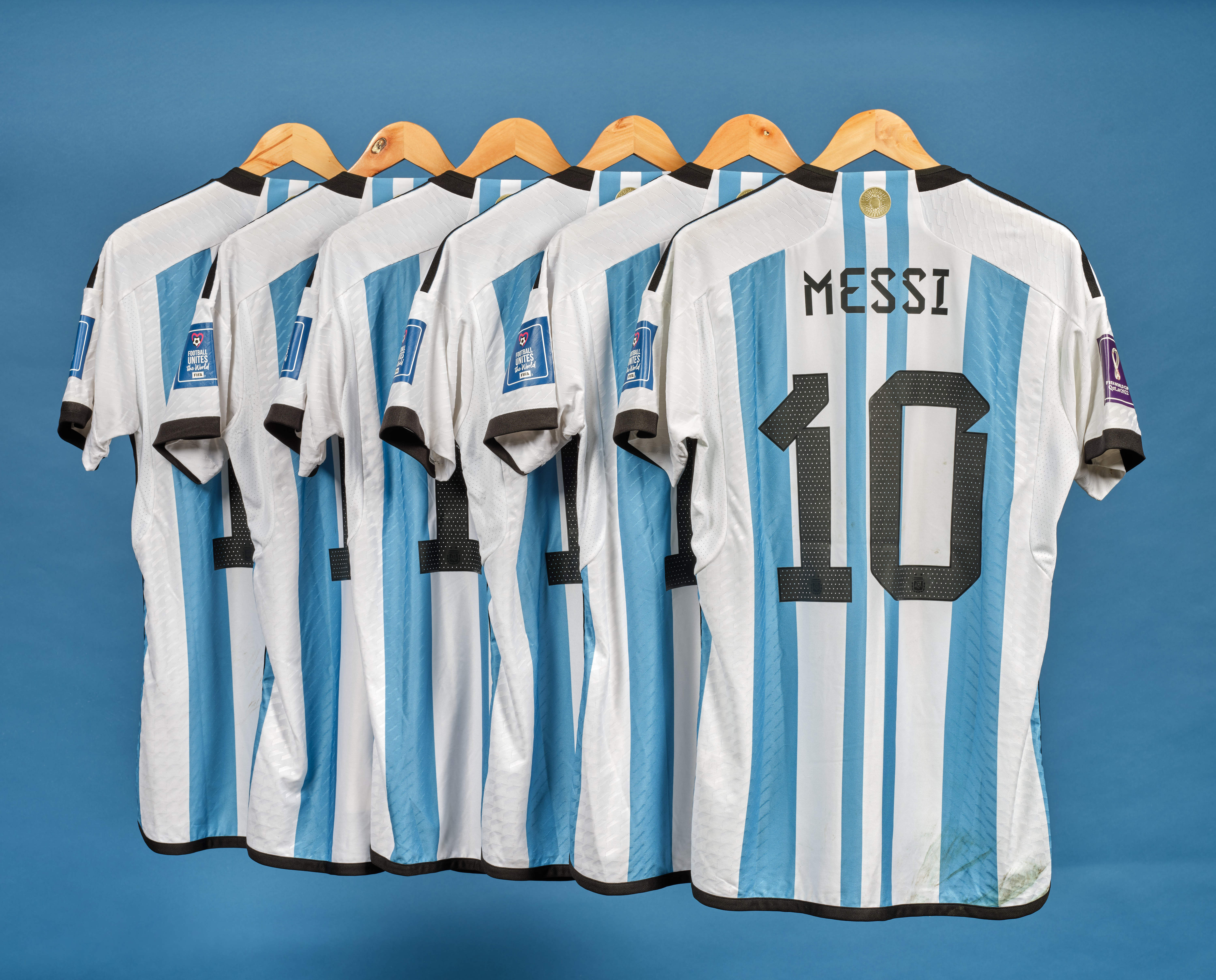 Fotografía cedida por Sotheby's donde se muestran las seis camisetas que Lionel Messi vistió en el último mundial de Qatar 2022 y con las que ganó su primera Copa del Mundo. Seis camisetas llevadas por el futbolista argentino Lionel Messi en el Mundial de Qatar 2022 fueron vendidas este jueves en la casa de subastas neoyorquina Sotheby's por siete millones ochocientos tres mil dólares. Foto Prensa Libre (EFE)