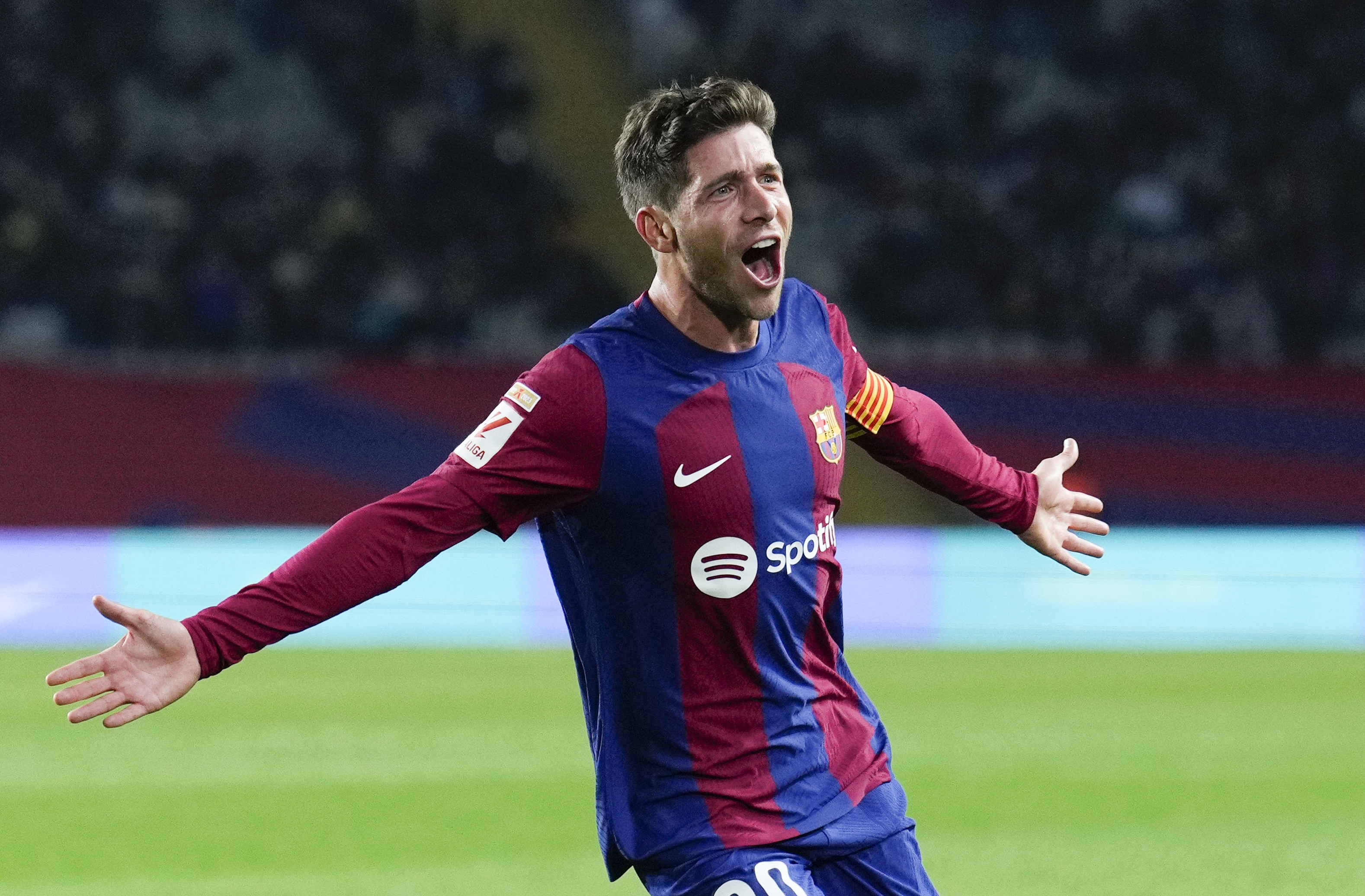 El defensa del FC Barcelona Sergi Roberto celebra tras anotar el 2-1 ante el Almería. Foto Prensa Libre (EFE)