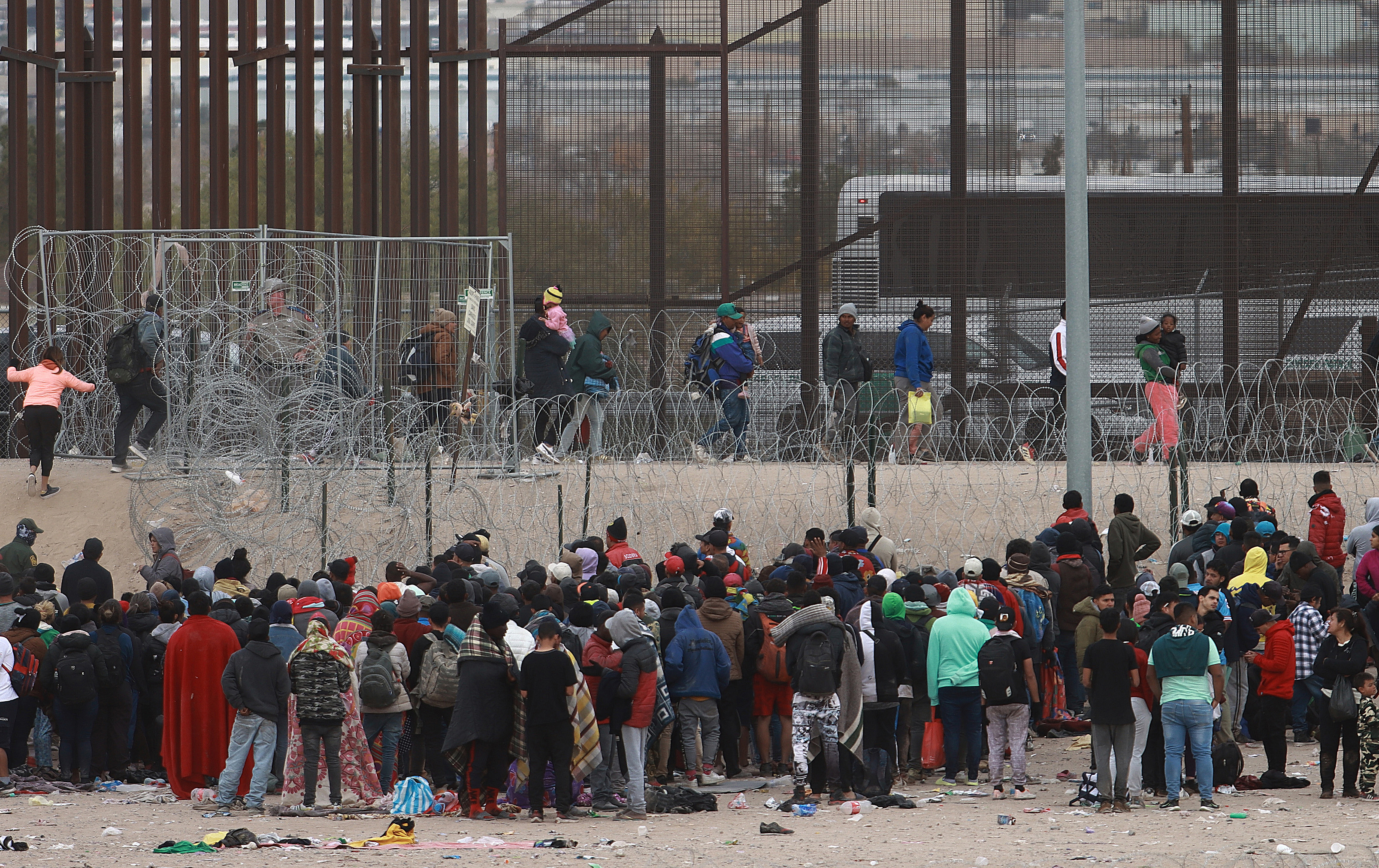 Esta semana se capturaron cerca de 10 mil inmigrantes cada día, sin contabilizar a los que evadieron a la Patrulla Fronteriza con la ayuda de contrabandistas. (Foto Prensa Libre: EFE/Luis Torres)