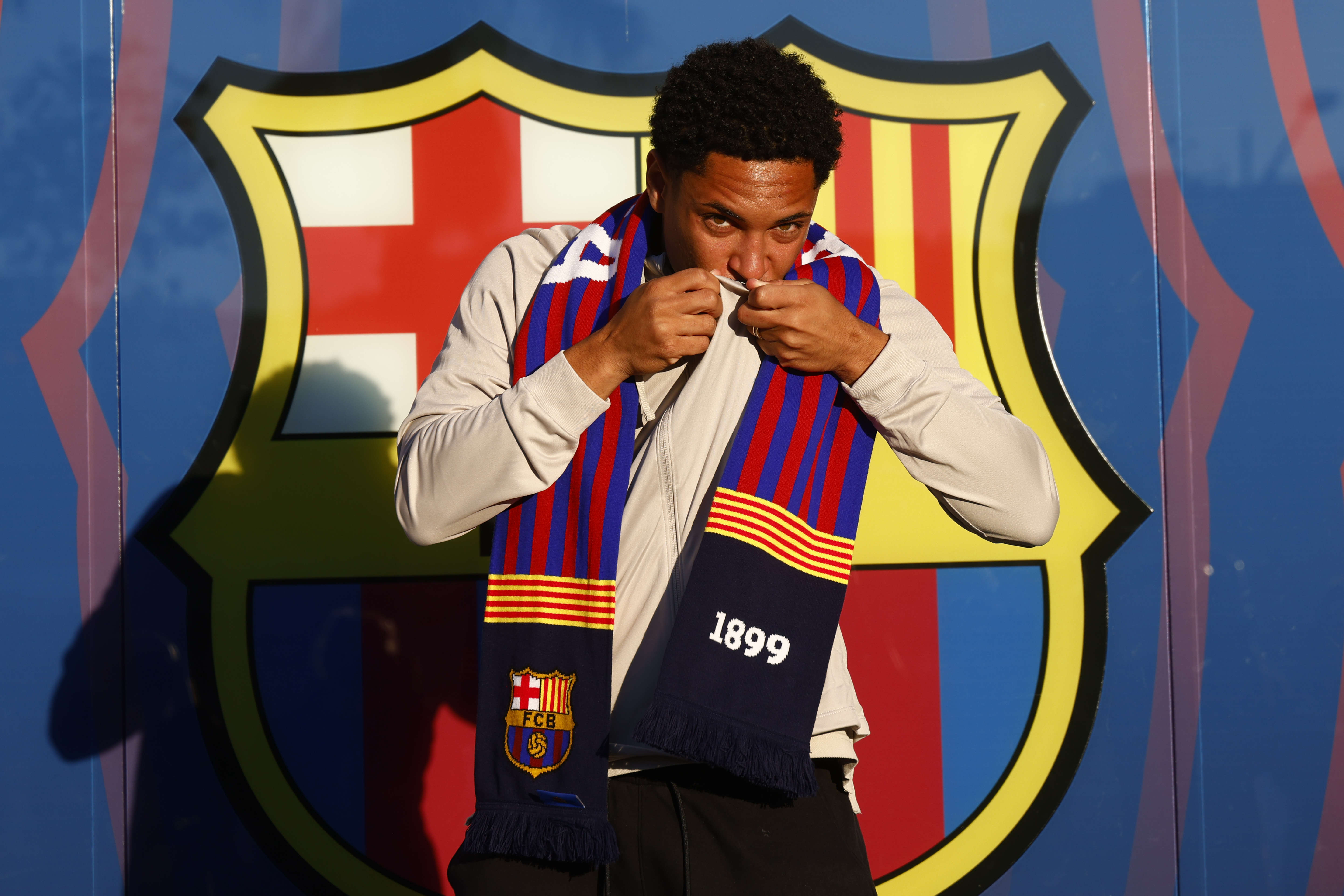 El delantero brasileño Vitor Roque, posa con el escudo del FC Barcelona en las oficinas del club. Foto Prensa Libre (EFE)