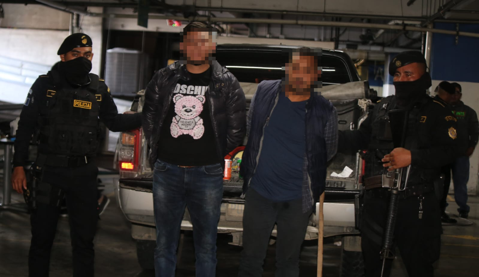 Anibal José Manuel Berduo Ixcamparic y Adler Steve Everardo García Ramirez fueron en un centro comercial de la zona 11 capitalina cuando transportaban varios paquetes con droga. (Foto Prensa Libre: PNC) 