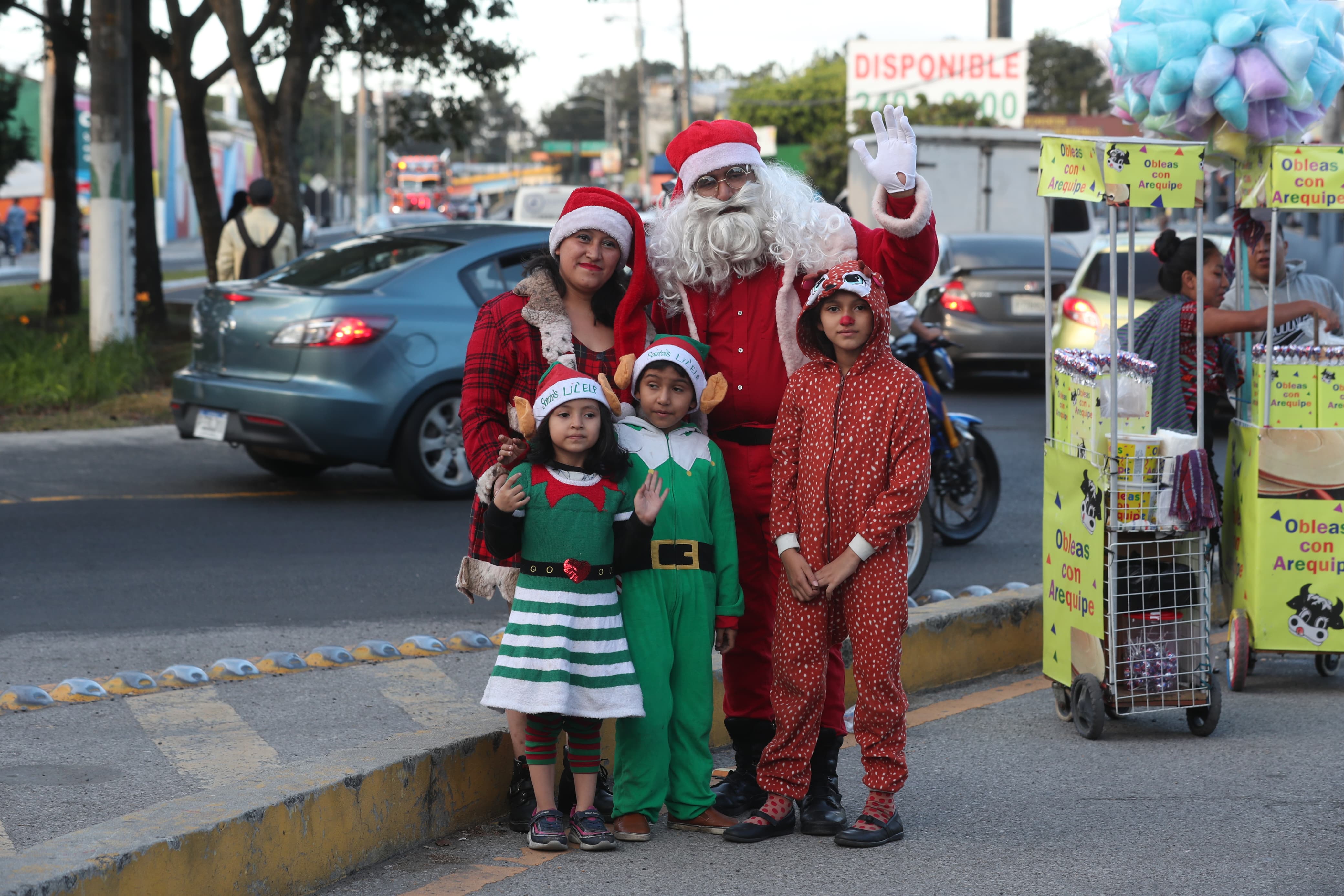 Así se vivió el Primer Desfile Navideño de los Bomberos Voluntarios de Guatemala'