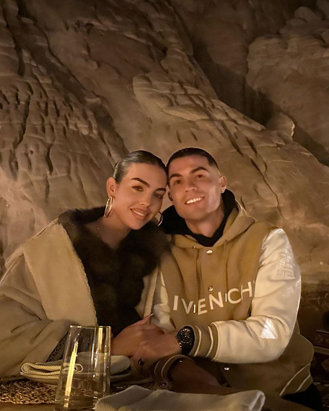 Gerogina y Ronaldo durante sus vacaciones por el desierto. (Foto Prensa Libre: Instagra, Georgina Rodríguez)