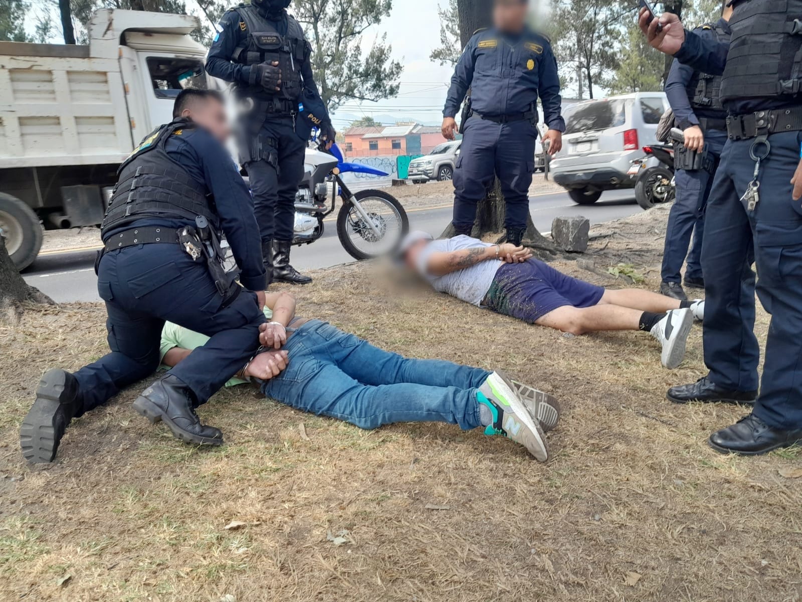 Dos sujetos fueron detenidos por la PNC en el Anillo Periférico, zona 11 de la capital, luego de que fueran denunciados por vecinos que los señalan de cometer asaltos en colonias del sector. (Foto Prensa Libre: PNC)