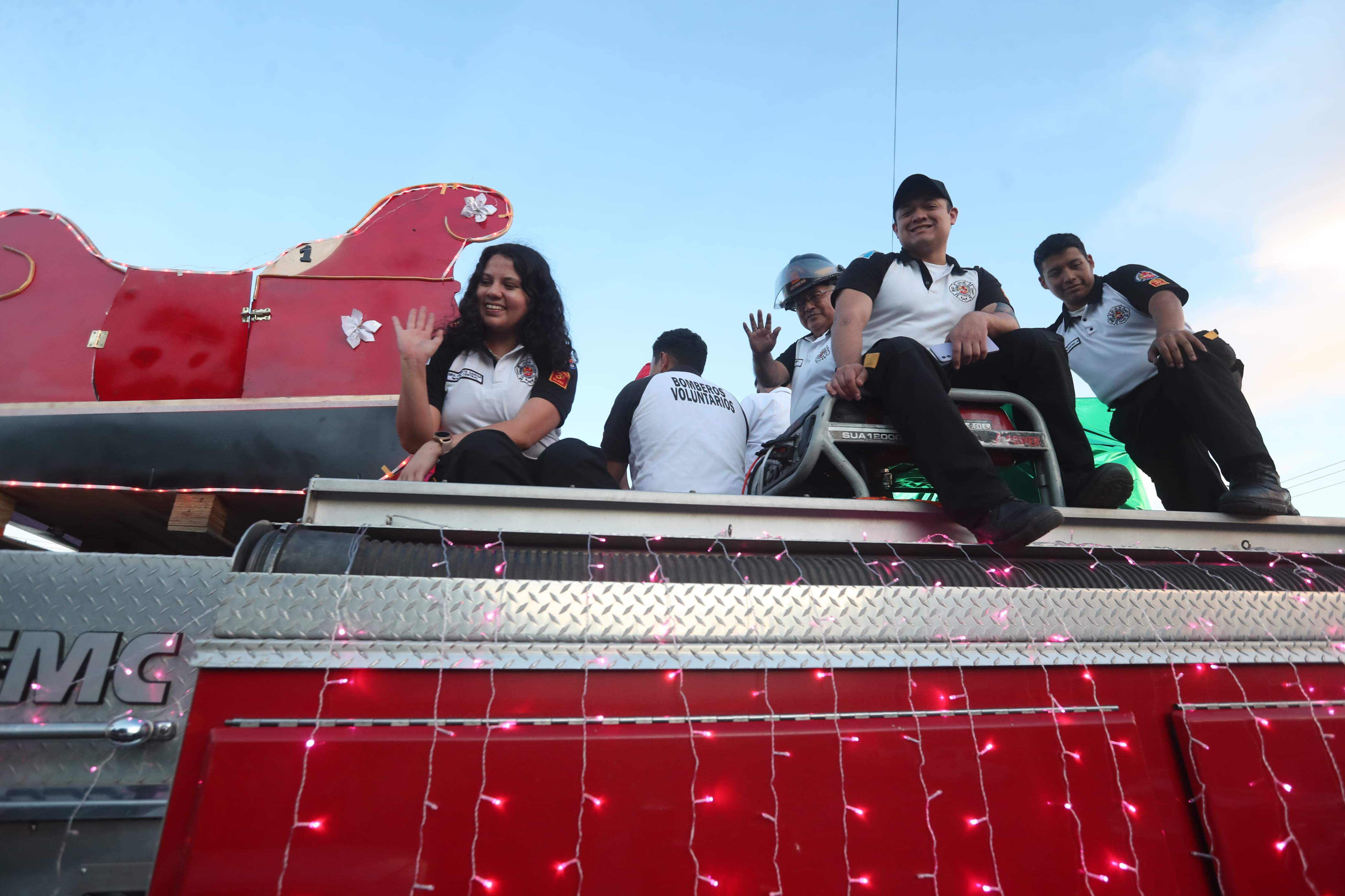 Así se vivió el Primer Desfile Navideño de los Bomberos Voluntarios de Guatemala'