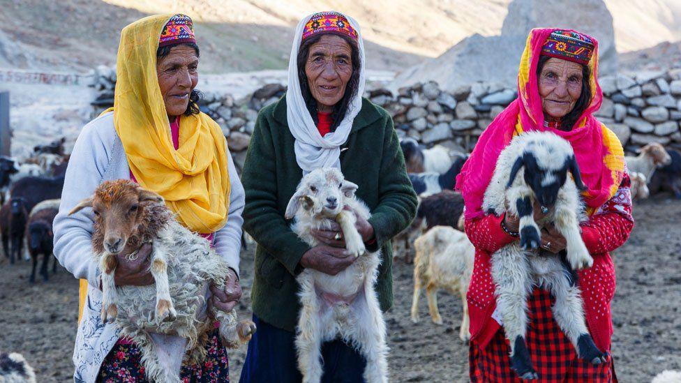 Tres de las últimas pastoras Wakhi: Sakina (izquierda), Thai Bibi (centro) y Annar (derecha).