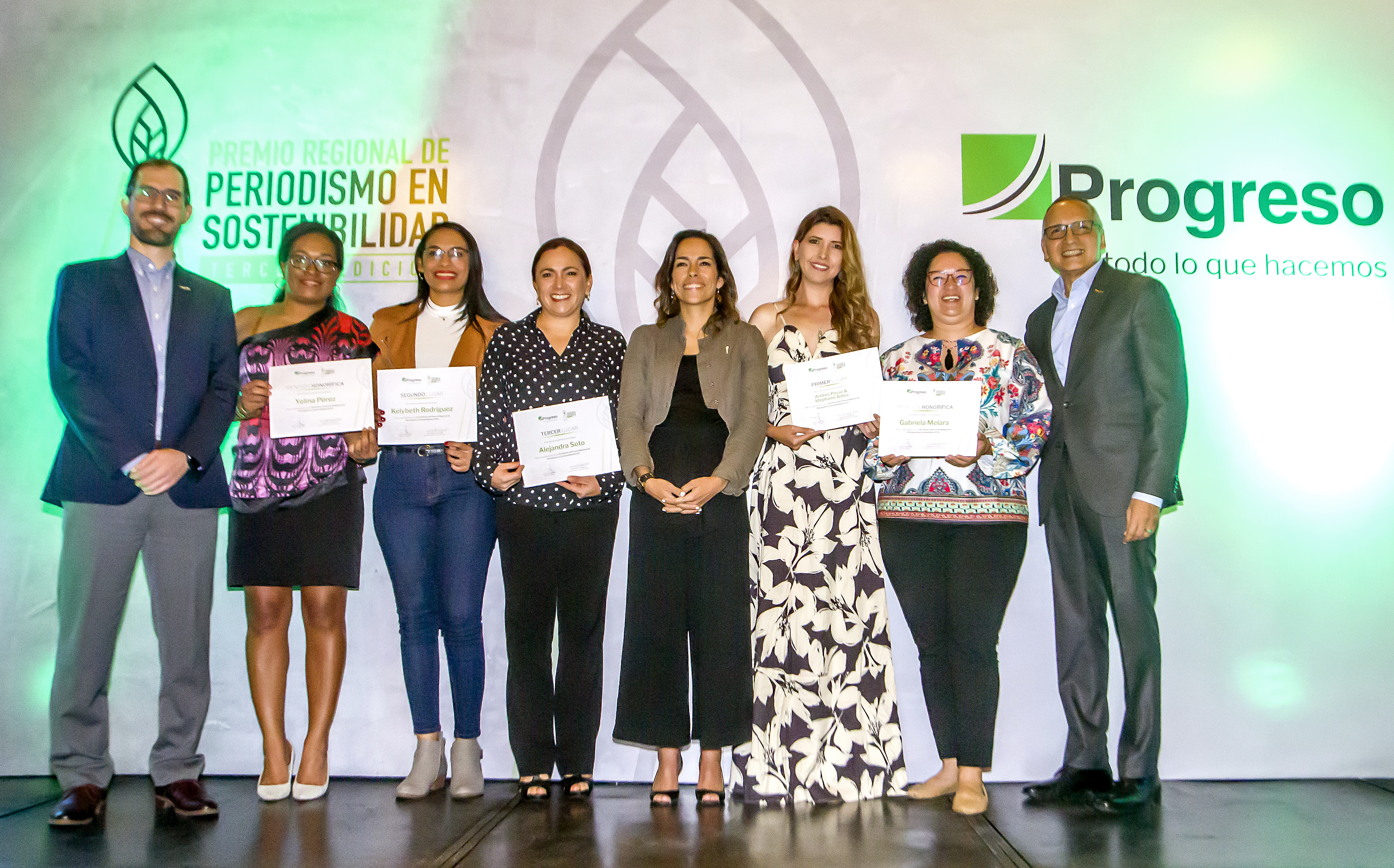 Los representantes de Progreso posan junto a las periodistas galardonadas en la tercera edición del Premio de Periodismo en Sostenibilidad. Foto Prensa Libre: Cortesía Gabriela Santisteban
