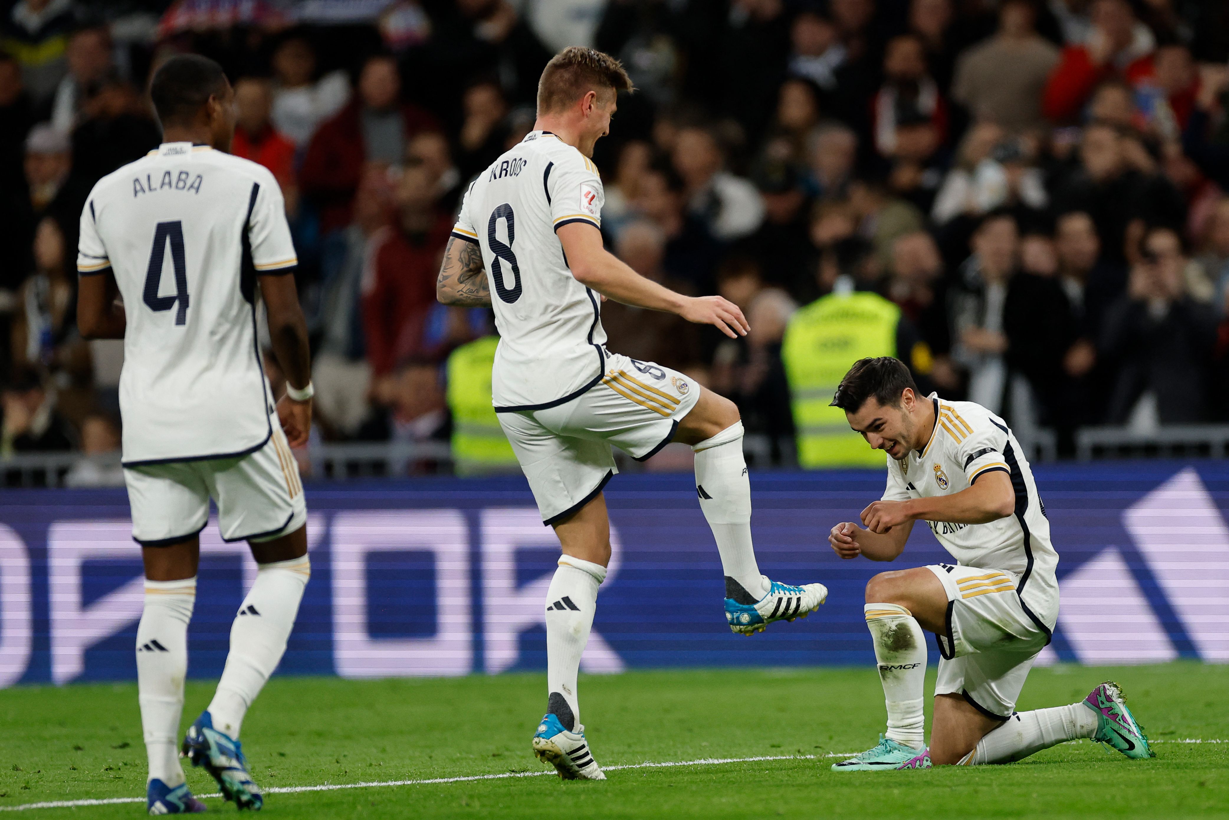 Los jugadores del Real Madrid, Brahim Díaz celebra con su compañero alemán, Toni Kroos, luego de conseguir el primer gol de su equipo ante el Granada FC en el Santiago Bernabéu. (Foto Prensa Libre: AFP)