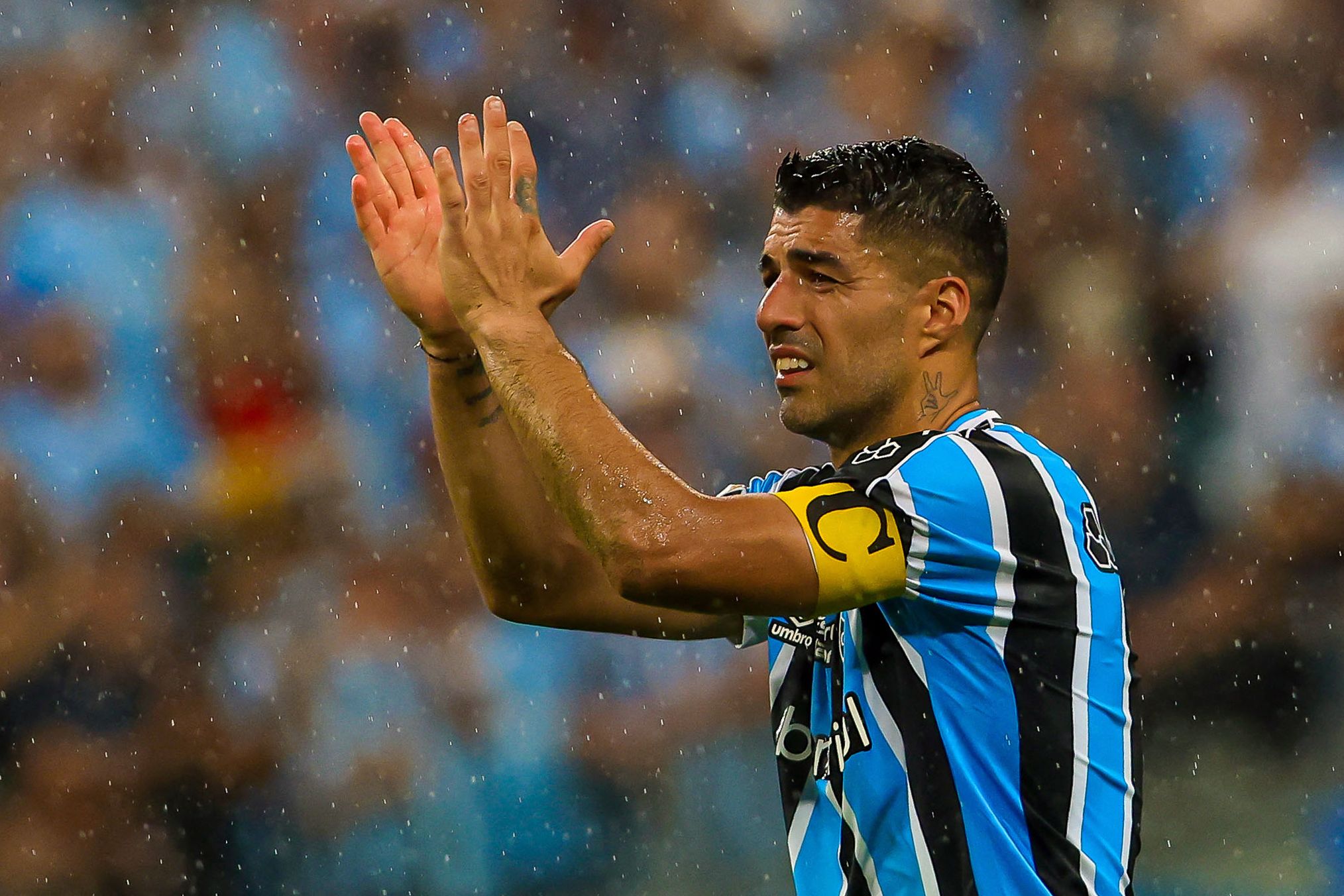 El delantero uruguayo, Luis Suárez, se despide de los aficionados del Gremio enfrentando al Vasco da Gama en el Arena do Gremio de Porto Alegre. (Foto Prensa Libre: AFP)