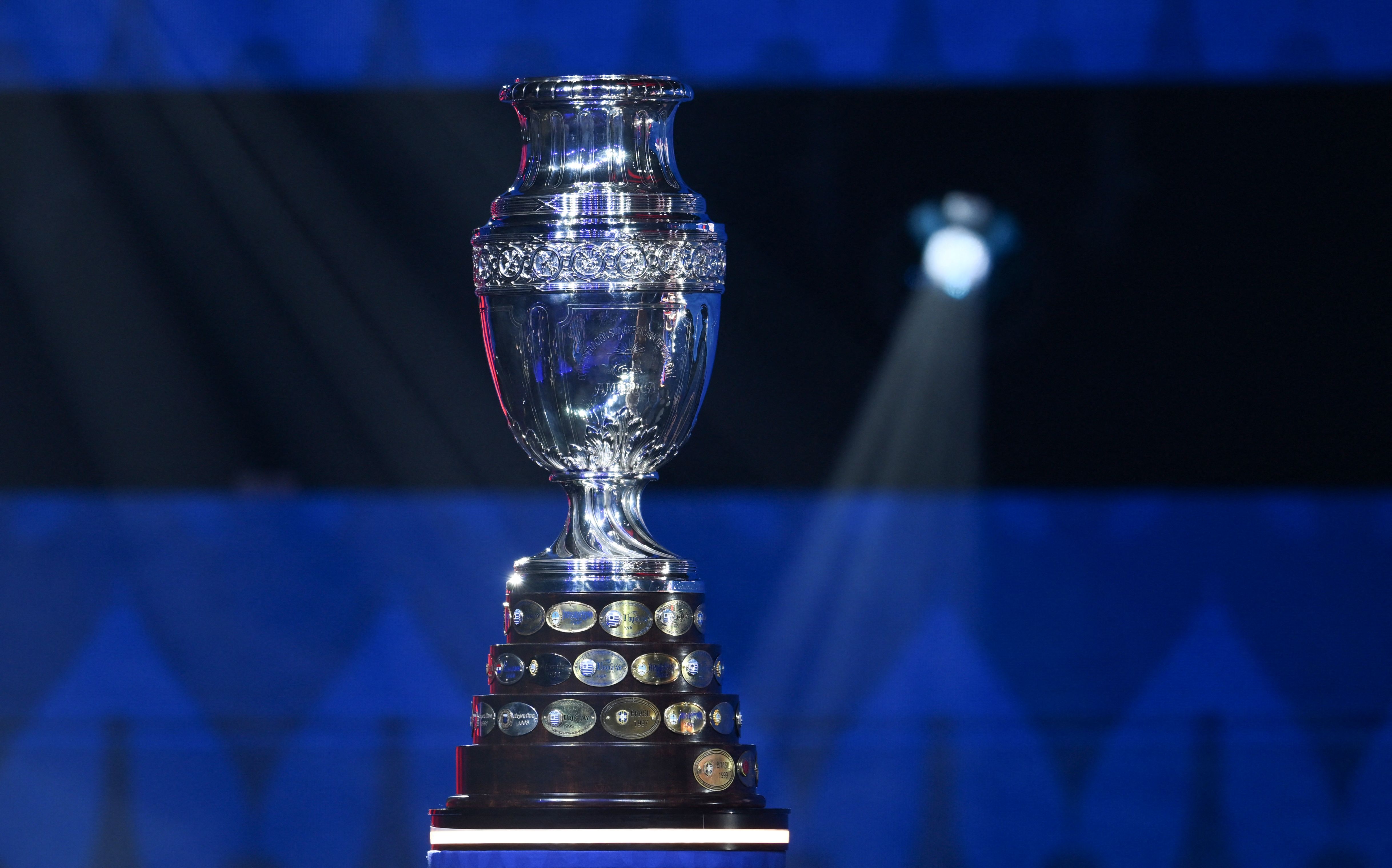 El trofeo de la Copa América durante el sorteo final de la competición.