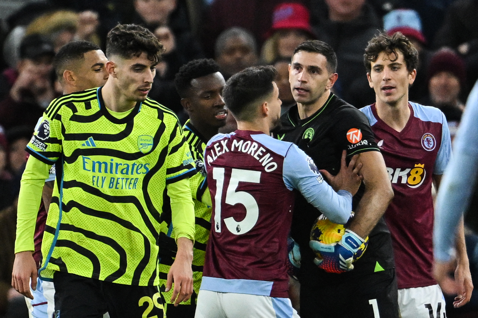 El portero argentino del Aston Villa, Emiliano Martínez, se enfrenta al alemán del Arsenal, Kai Havertz. (Foto Prensa Libre: AFP)