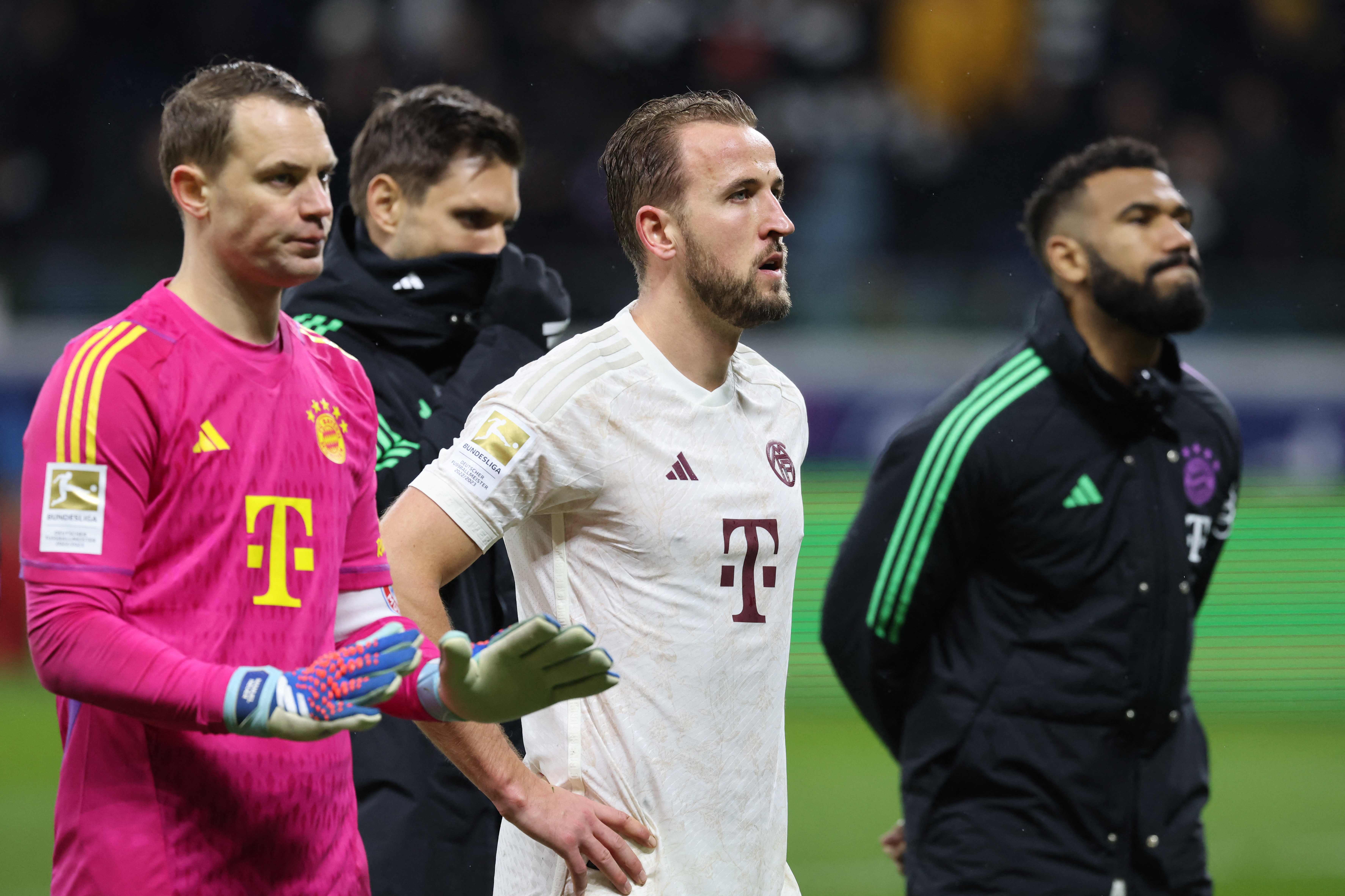 Los jugadores del FC Bayern, Manuel Neuer, Harry Kane y Eric Maxim Choupo-Moting reaccionan tras ser goleados por el Eintracht Frankfurt. (Foto Prensa Libre: AFP) 