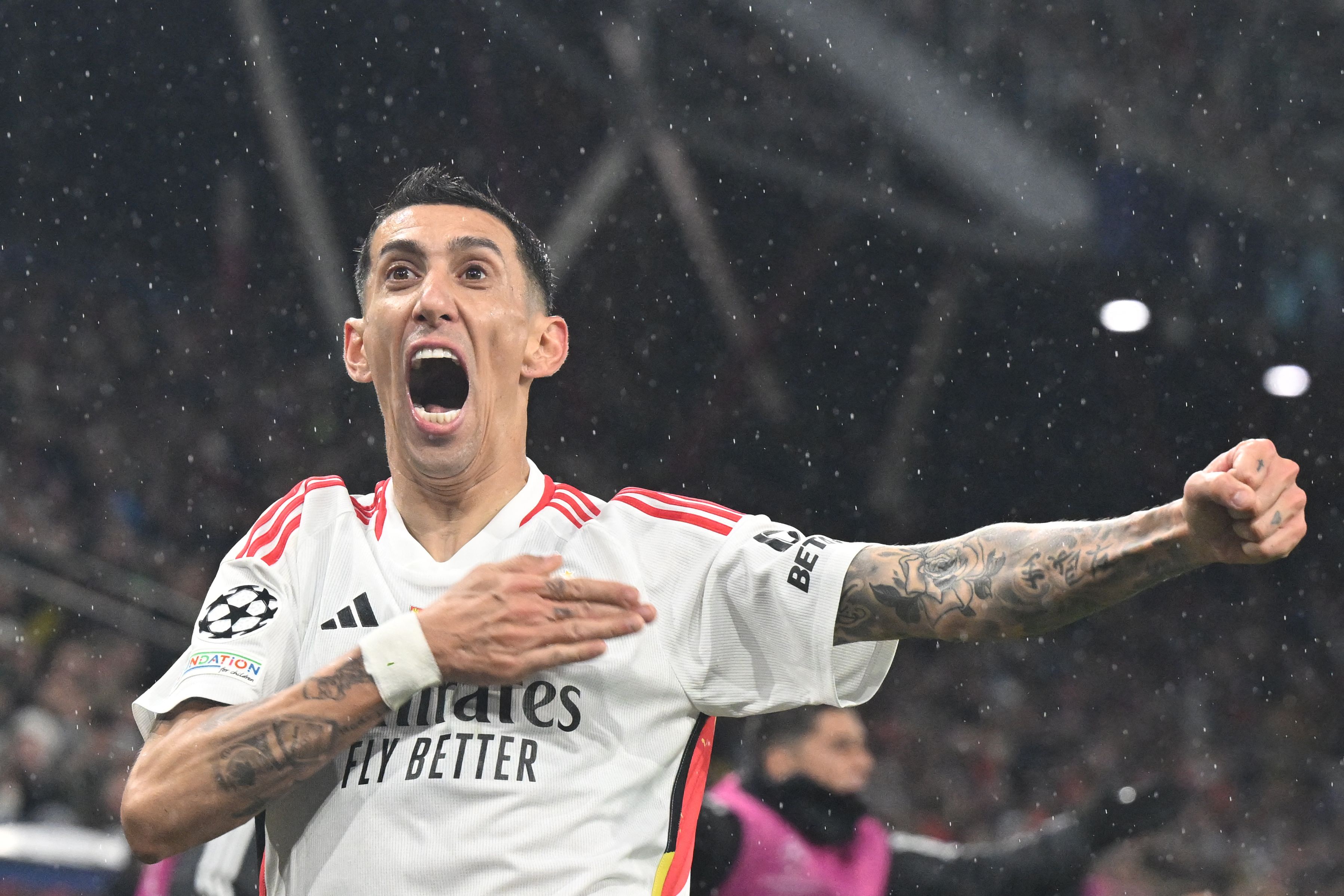 Di María celebra un gol olímpico en Champions League. Foto Prensa Libre (AFP)