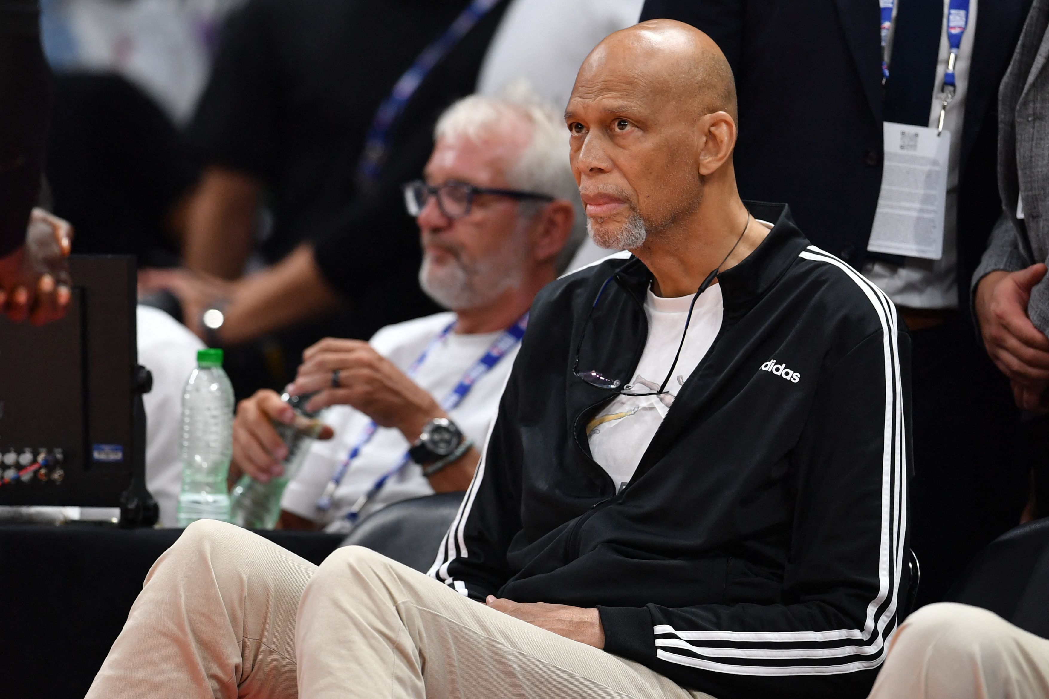 La leyenda de la NBA, Kareem Abdul-Jabbar en el juego de pretemporada entre los Dallas Mavericks y los Minnesota Timberwolves en el Etihad Arena de Abu Dhabi. (Foto Prensa Libre: AFP)