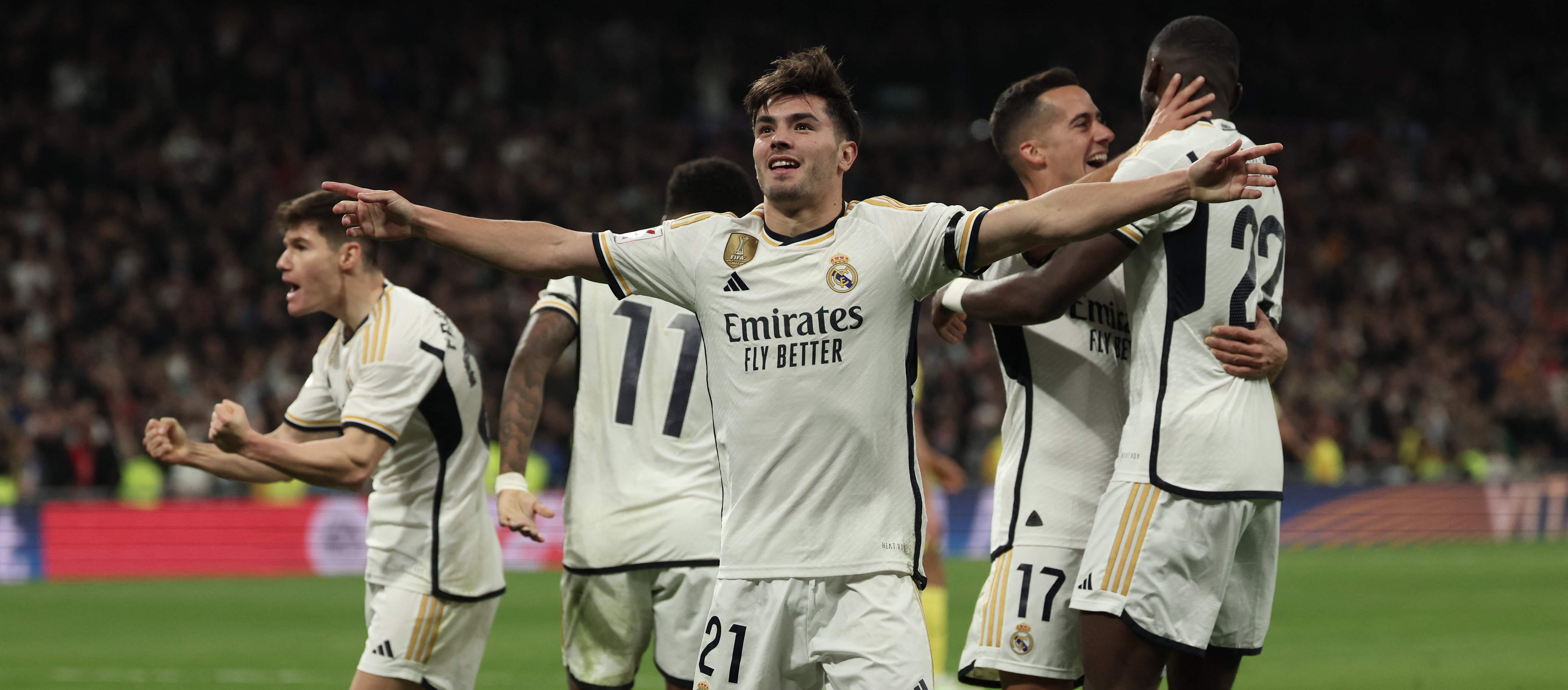 El jugador del Real Madrid, Brahim Diaz, celebra junto a sus compañeros el tercer gol de su equipo al Villarreal CF en el Santiago Bernabéu. (Foto Prensa Libre: AFP)