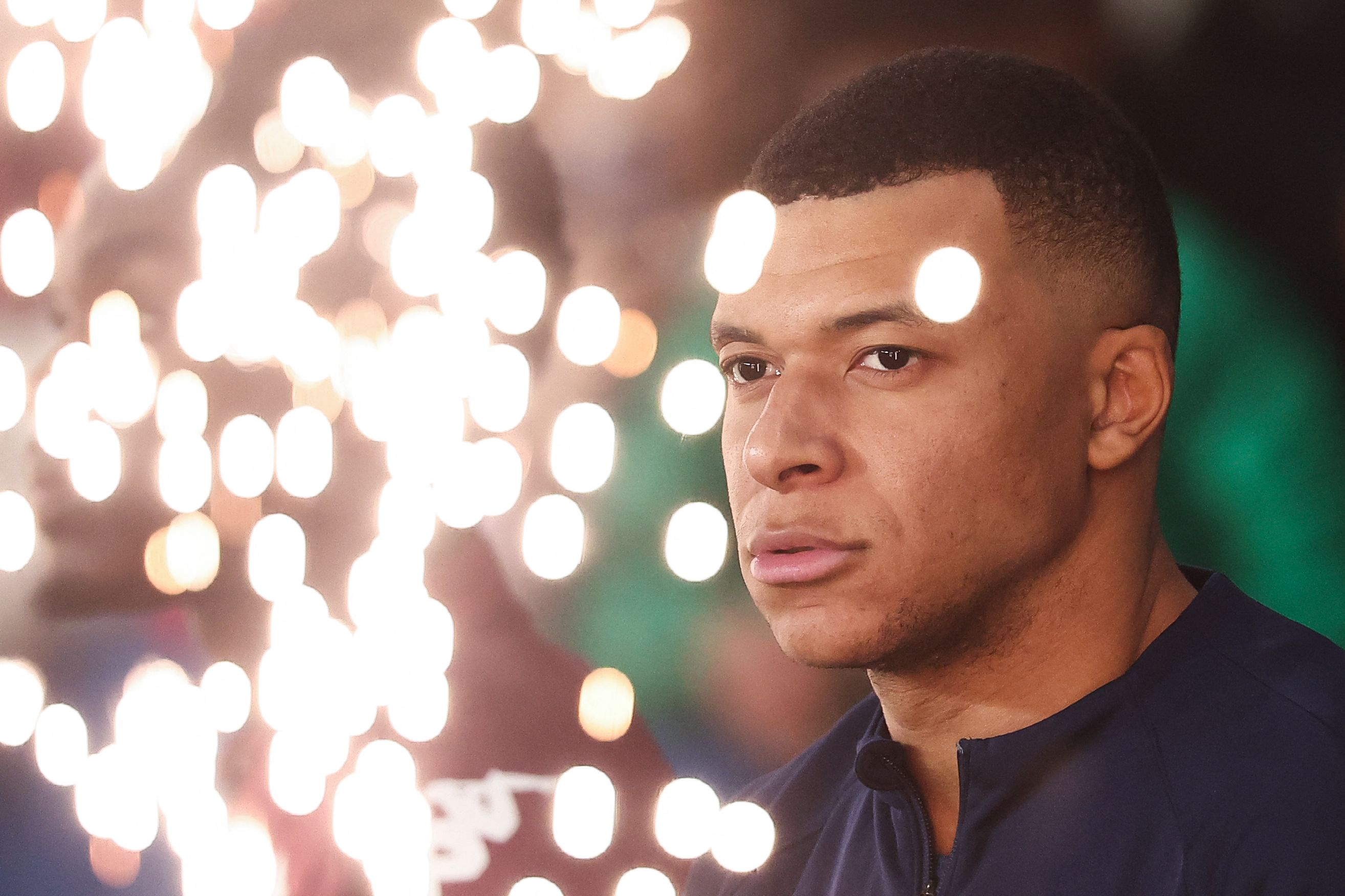 El delantero frances del Paris Saint-Germain, Kylian Mbappé, antes de enfrentar al FC Metz en el Parque de los Principes.(Foto Prensa Libre: AFP)