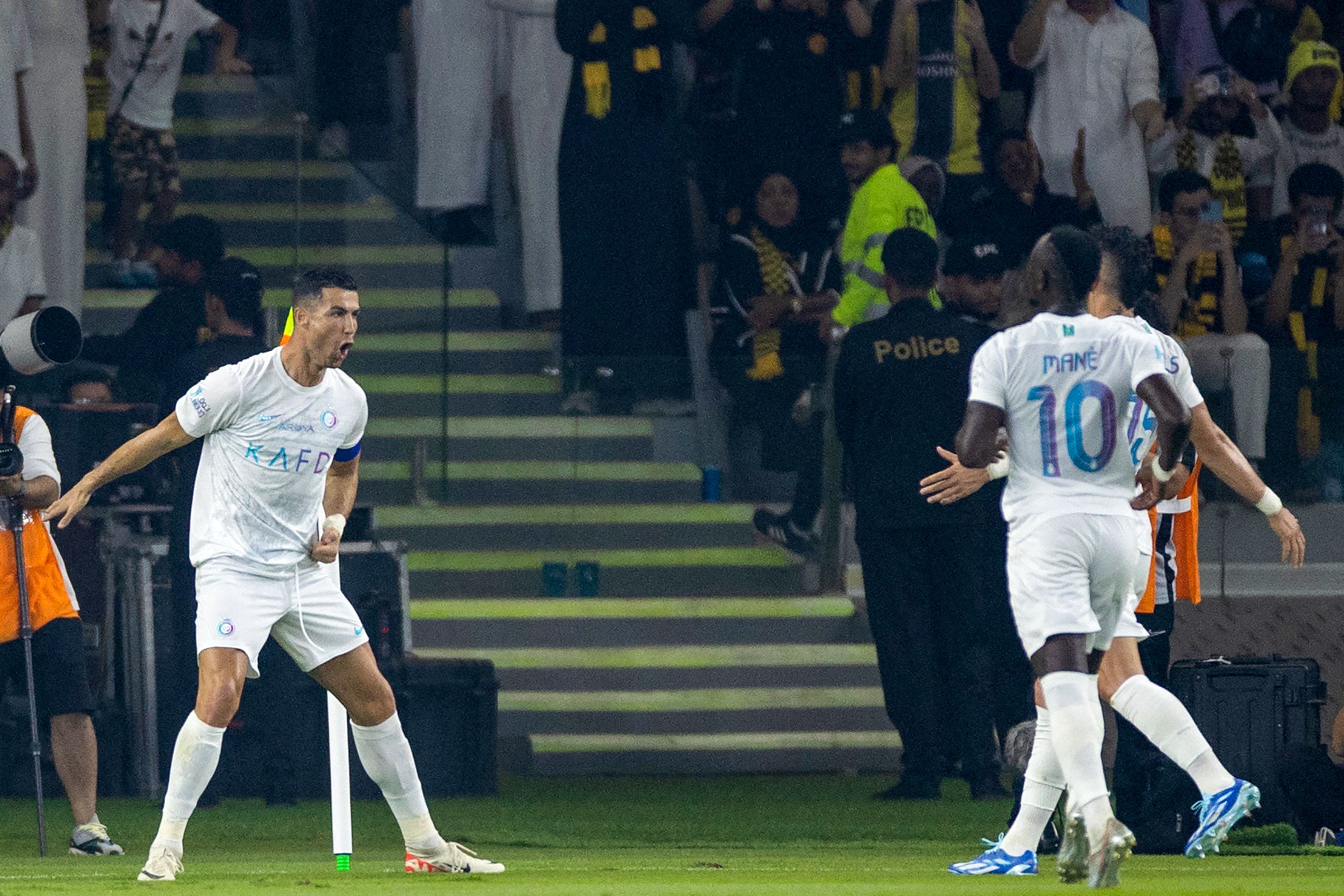 El luso, Cristiano Ronaldo, durante el partido entre el Al-Ittihad y el Al-Nassr en el estadio King Abdullah. (Foto Prensa Libre: AFP)