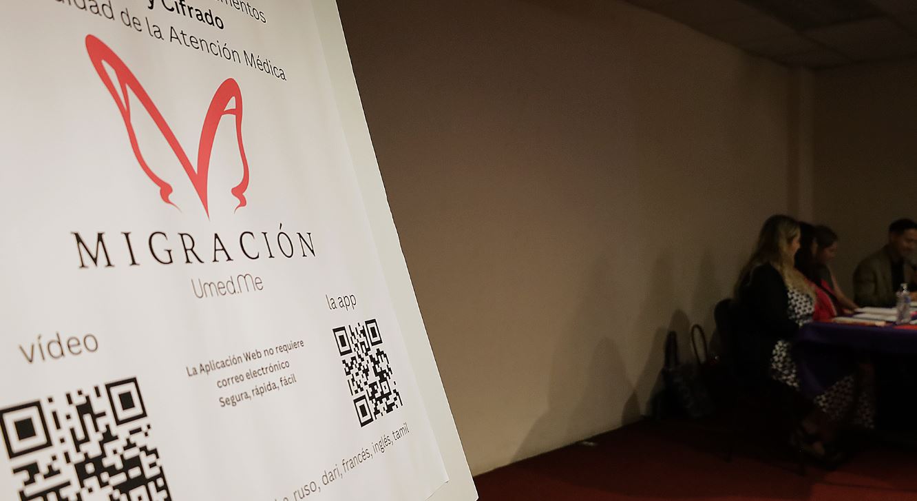 Activistas participan en la presentación de la aplicación Umed.Me para el historial médico de migrantes. (Foto Prensa Libre: EFE/ Joebeth Terríquez)