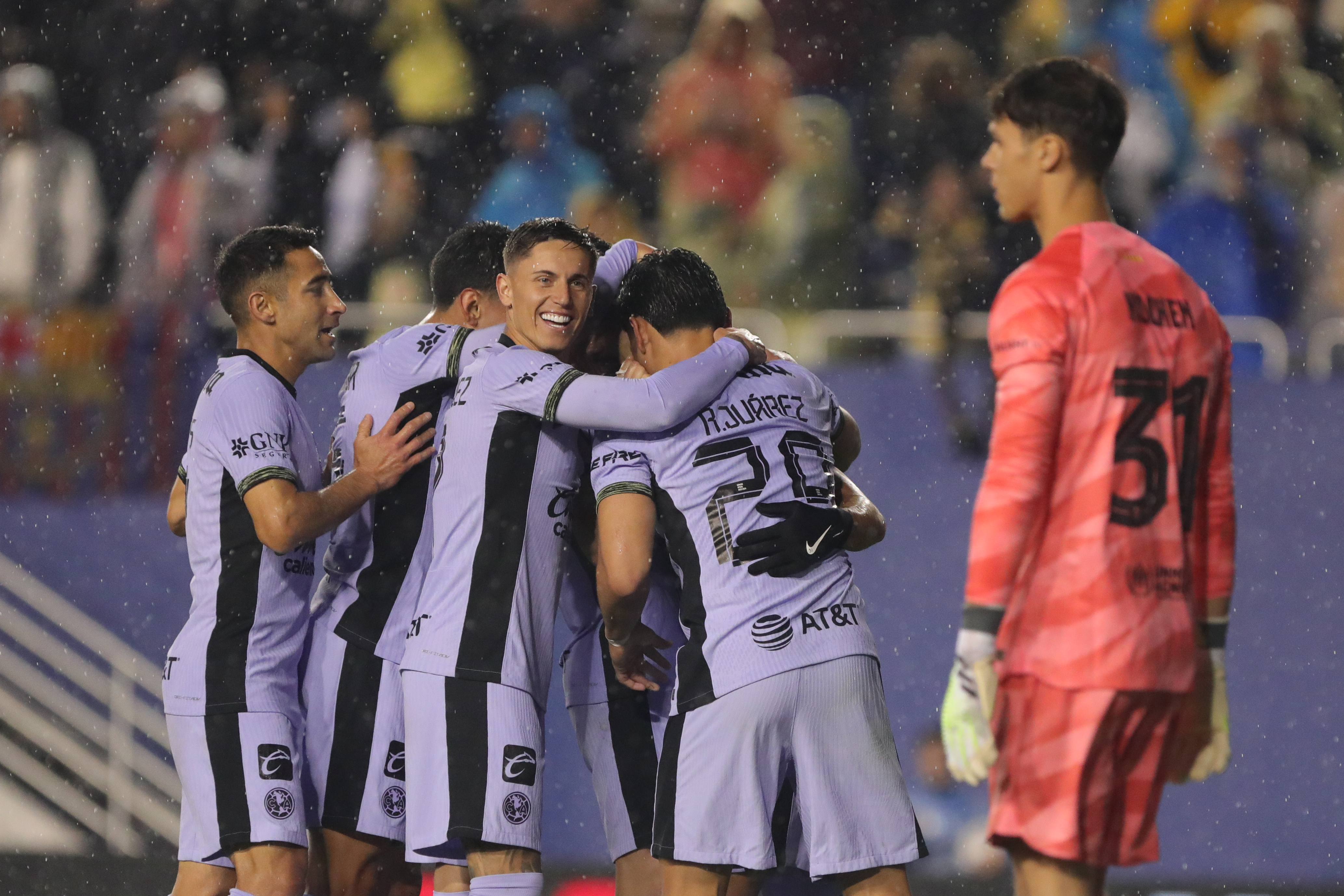 Jugadores de América celebran un gol hoy, en un partido amistoso internacional entre Barcelona y América, en el estadio Cotton Bowl en Dallas (EE.UU.). (Foto Prensa Libre: EFE/ Carlos Ramírez)