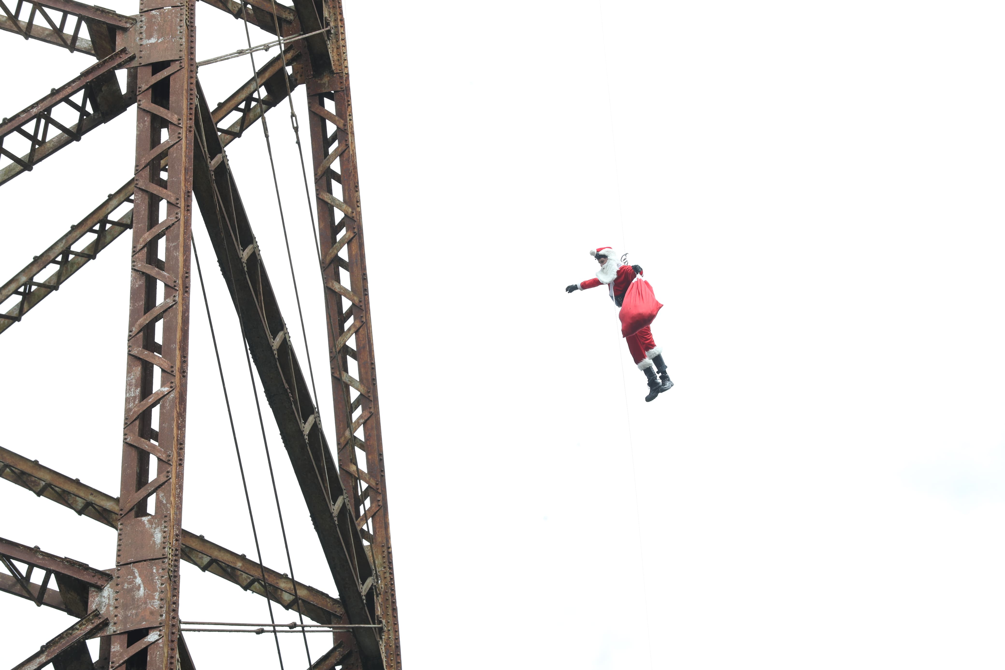 El tradicional salto del Mayor Héctor Chacón vestido de Santa Claus lleva alegría a cientos de niños.  (Foto Prensa Libre:  Gabriel Molina)