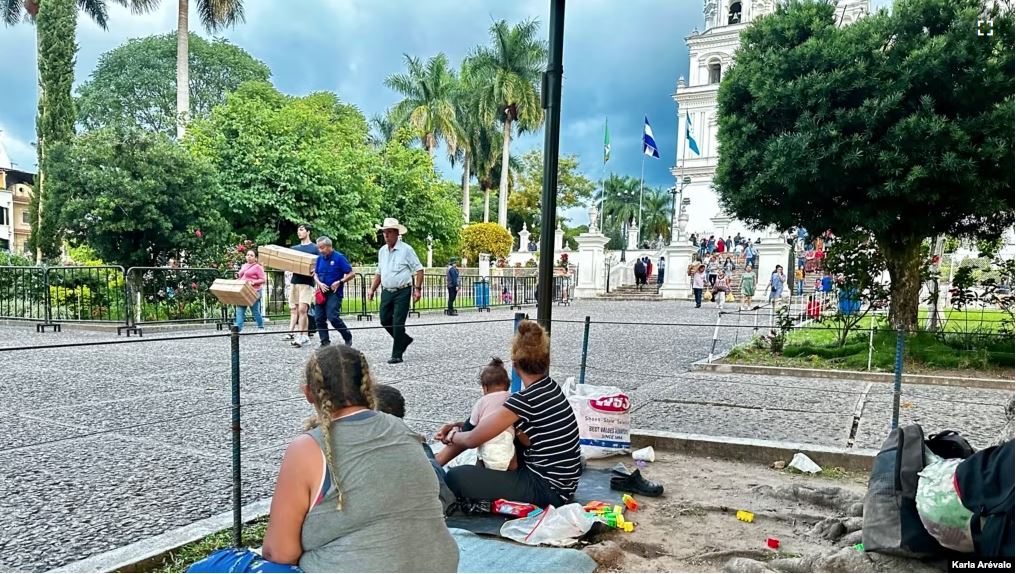 Miles de migrantes provenientes de gran parte de Centroamérica y Sudamérica están obligados a atravesar Guatemala, antes de incursionar en México para llegar por tierra a Estados Unidos. (Foto Prensa Libre: Karla Arévalo/La VOA)