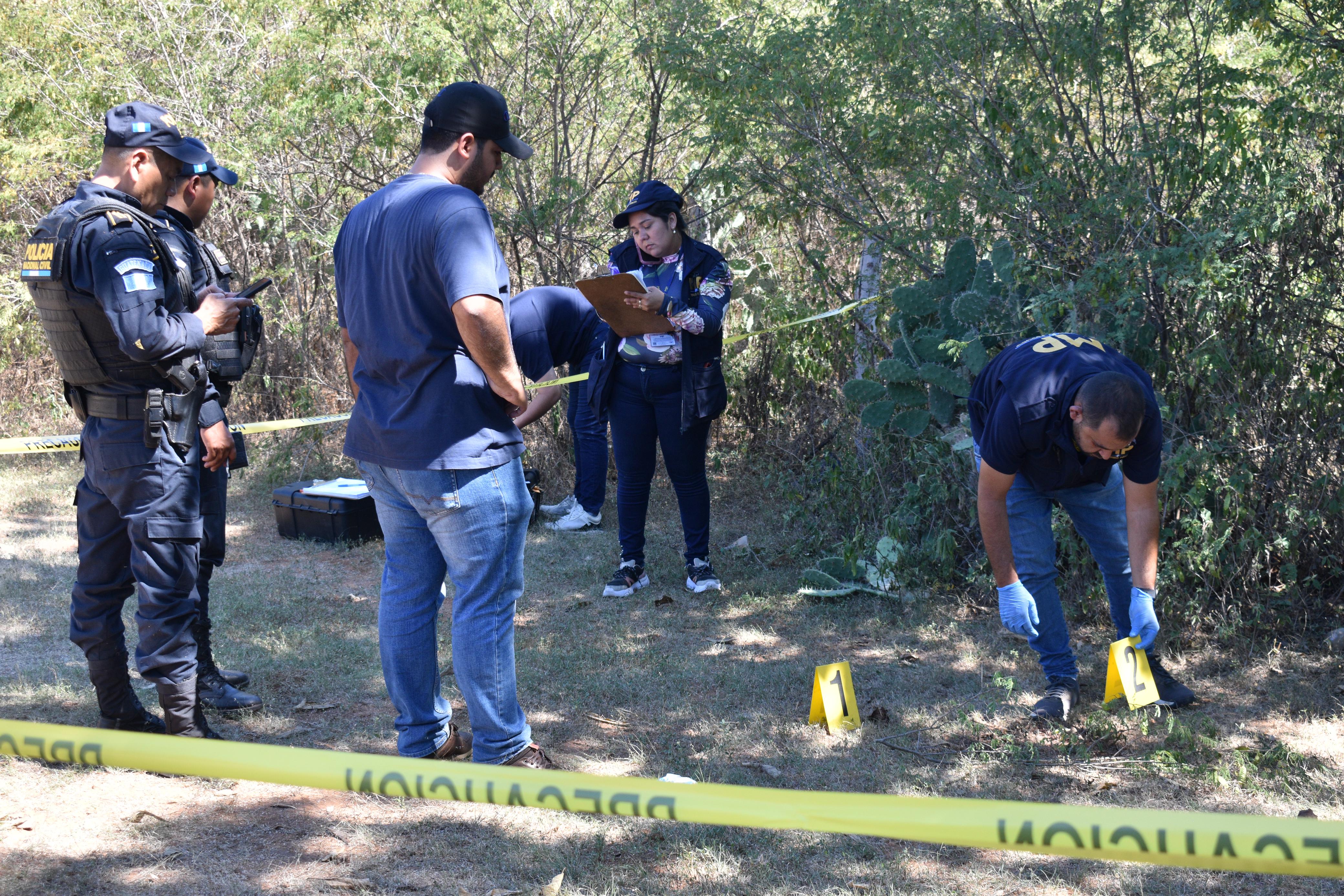 Peritos del Ministerio Público de la agencia fiscal de Zacapa recogen indicios en la escena donde se presume le dieron muerte a la adolescente. (Foto Prensa Libre: Mayra Sosa).